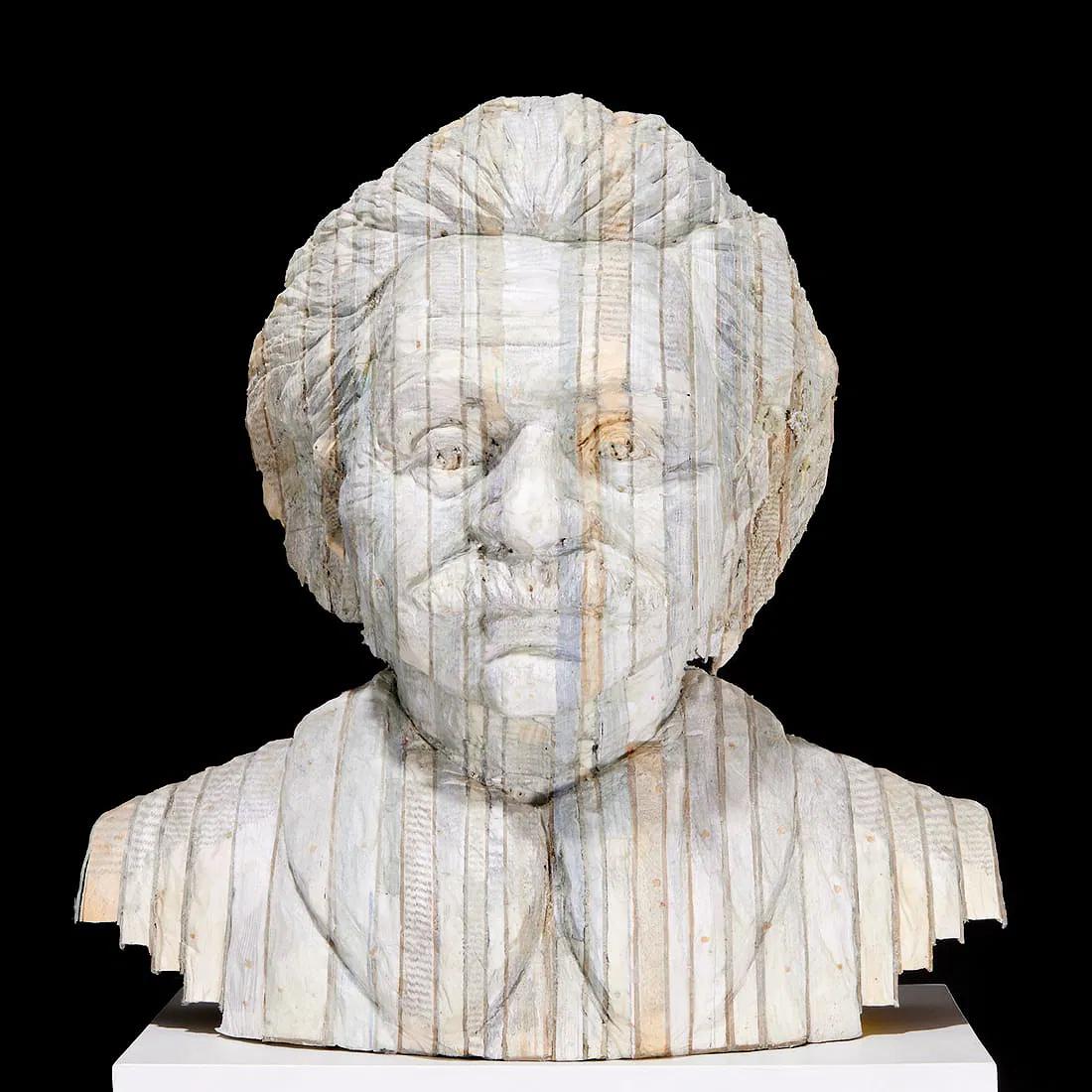 Organico moderno Scultura scolpita dai libri di A. Einstein da Chen Long-bin in vendita