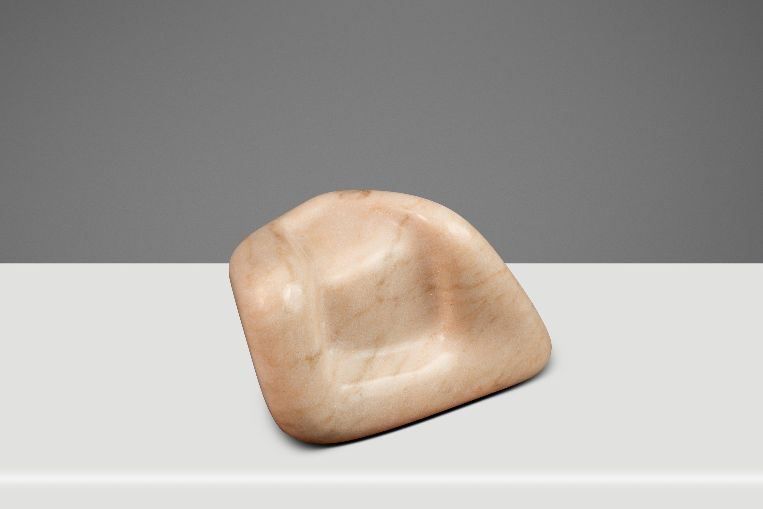 Scolpita a mano in puro e solido Marmo Rosa Portoghese, questa affascinante scultura è assolutamente affascinante da ogni angelo. Scolpito da Mark Leblanc, un affermato designer e artigiano rinomato per i suoi pezzi Organic Modern audacemente