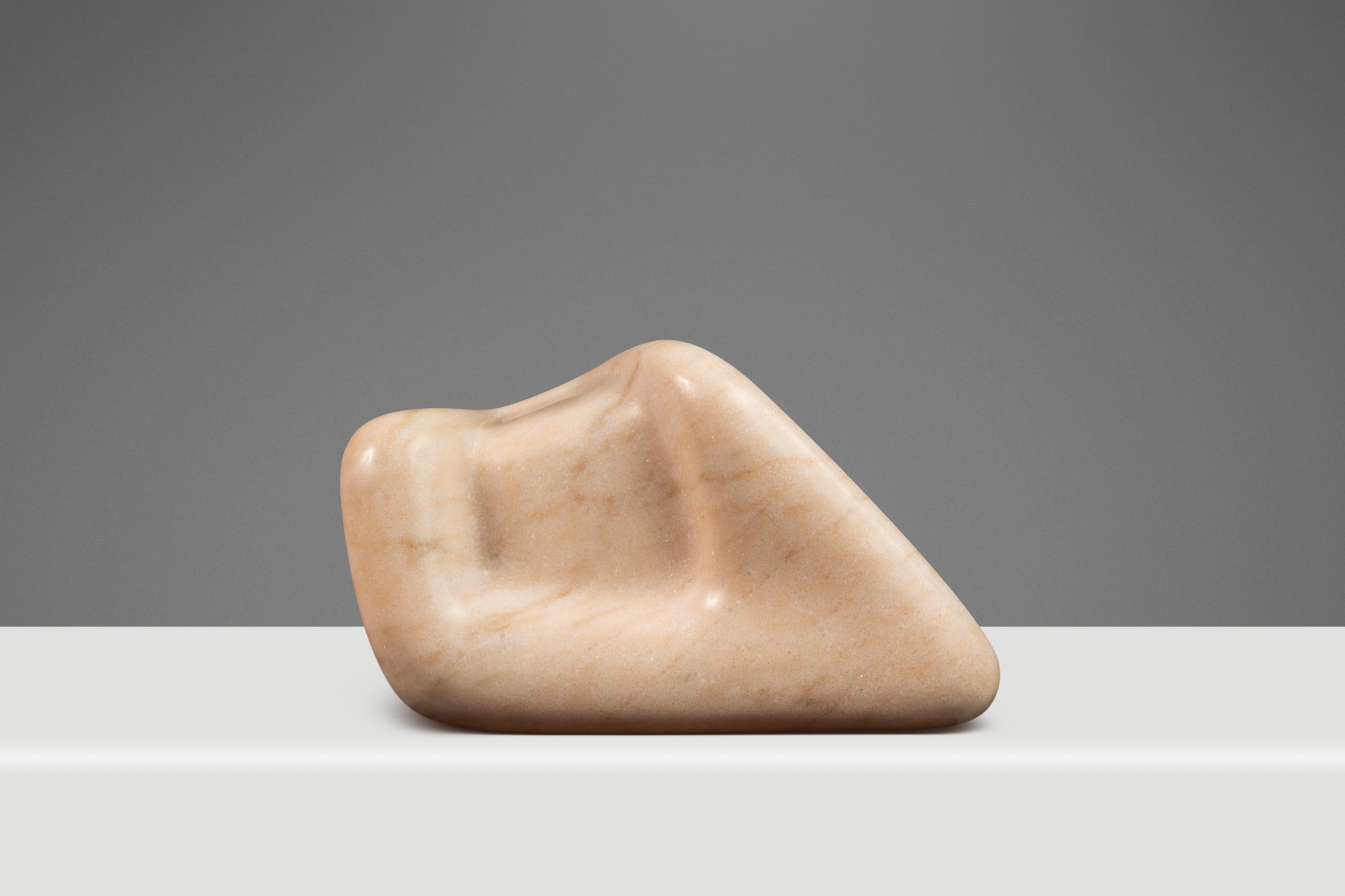 Marmo Scultura scolpita in marmo rosa, Mark Leblanc, Studio A. Leblanc, USA, anni 2020 circa. in vendita