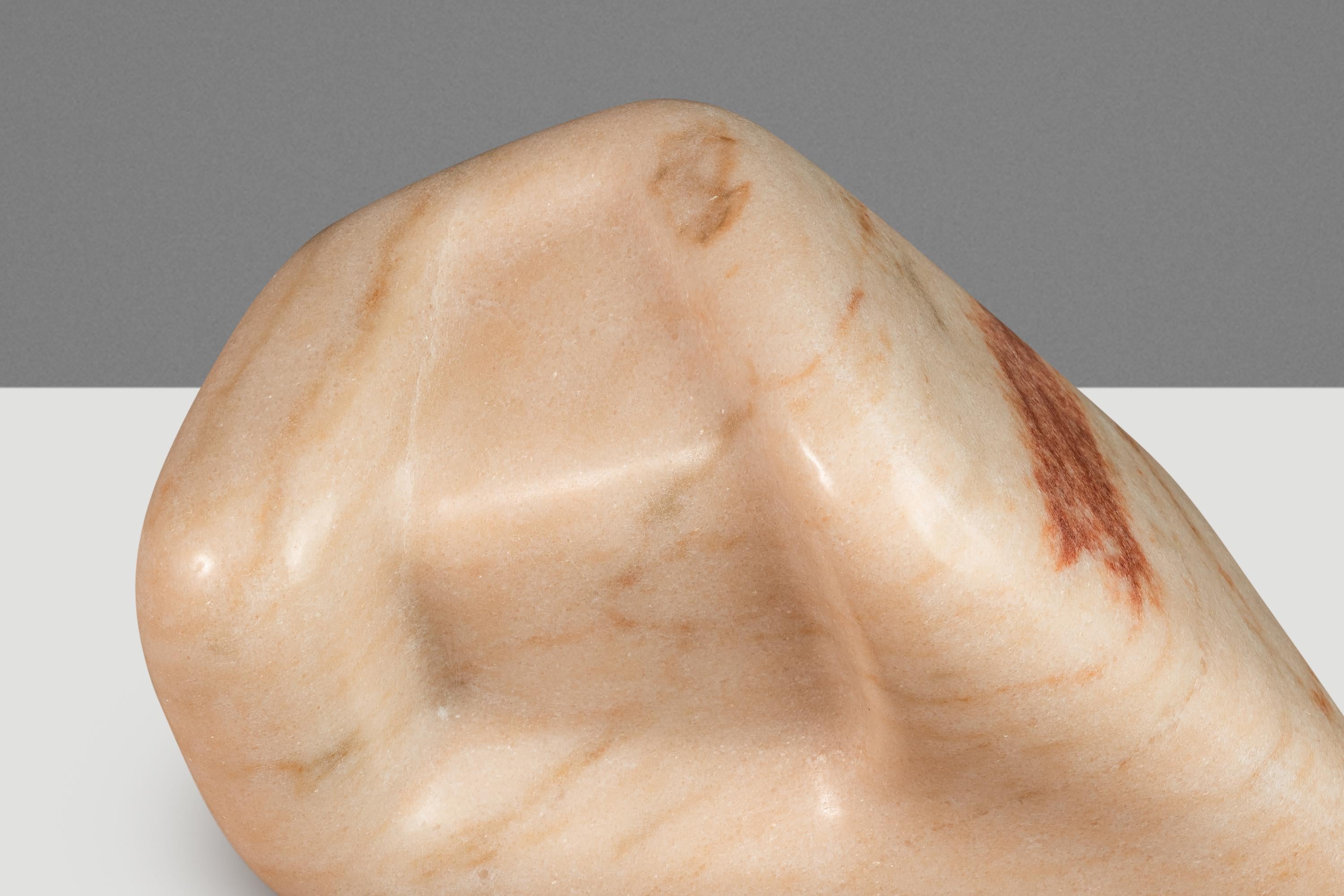 Scultura scolpita in marmo rosa, Mark Leblanc, Studio A. Leblanc, USA, anni 2020 circa. in vendita 1