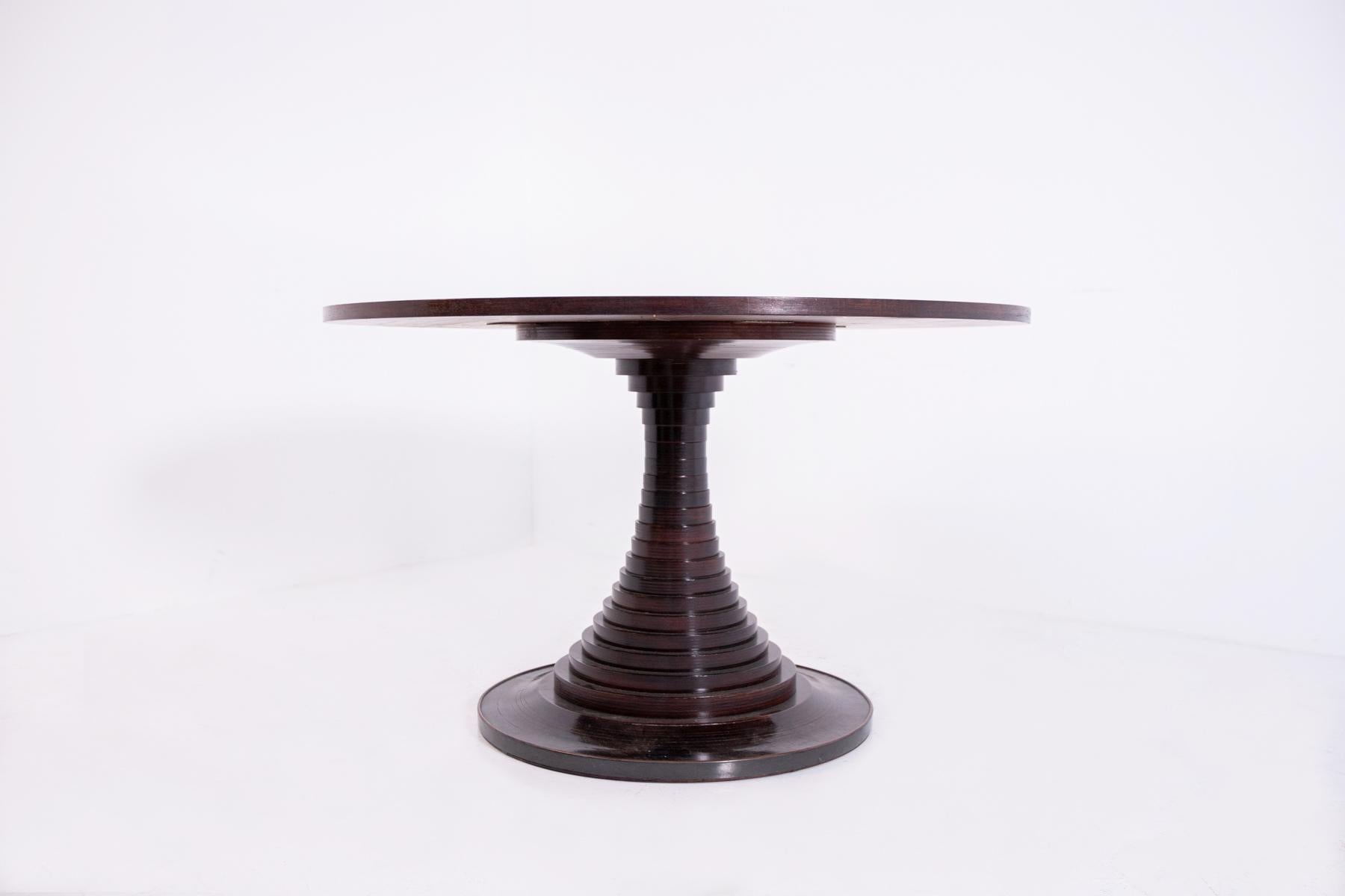 Rare sculpture center table model 180 designed by Carlo de Carli and produced by Luigi Sormani in 1963.
The majestic sculpture center table was made with fine solid wood and has beautiful grains. The top of the Carlo de Carli table is circular in
