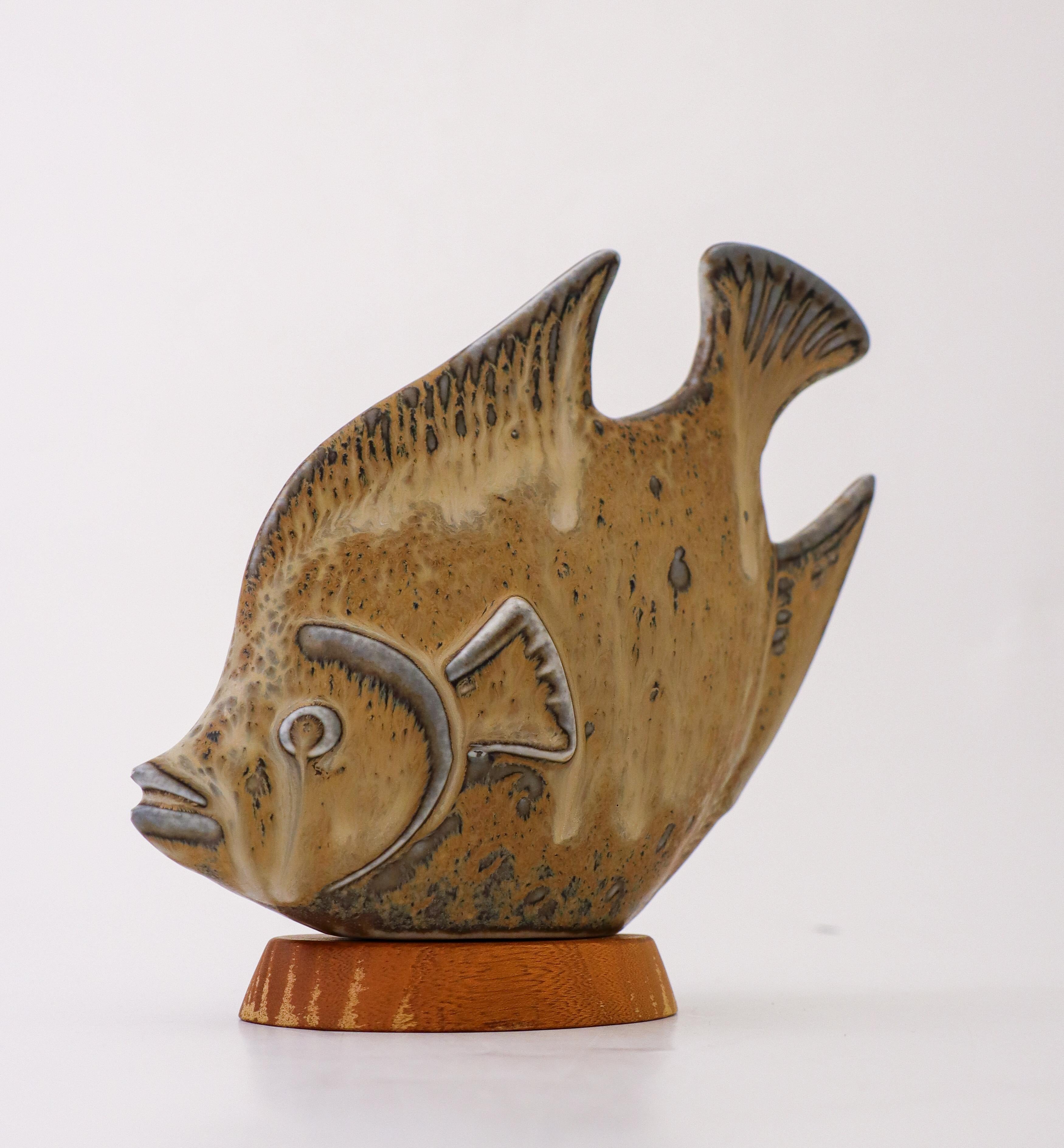 Une belle sculpture de poisson en céramique conçue par Gunnar Nylund chez Rörstrand. Il mesure 16,5 cm de haut. Il est en excellent état, à l'exception de quelques éclats sur la bouche du poisson. 

Gunnar Nylund est né à Paris en 1904 de parents