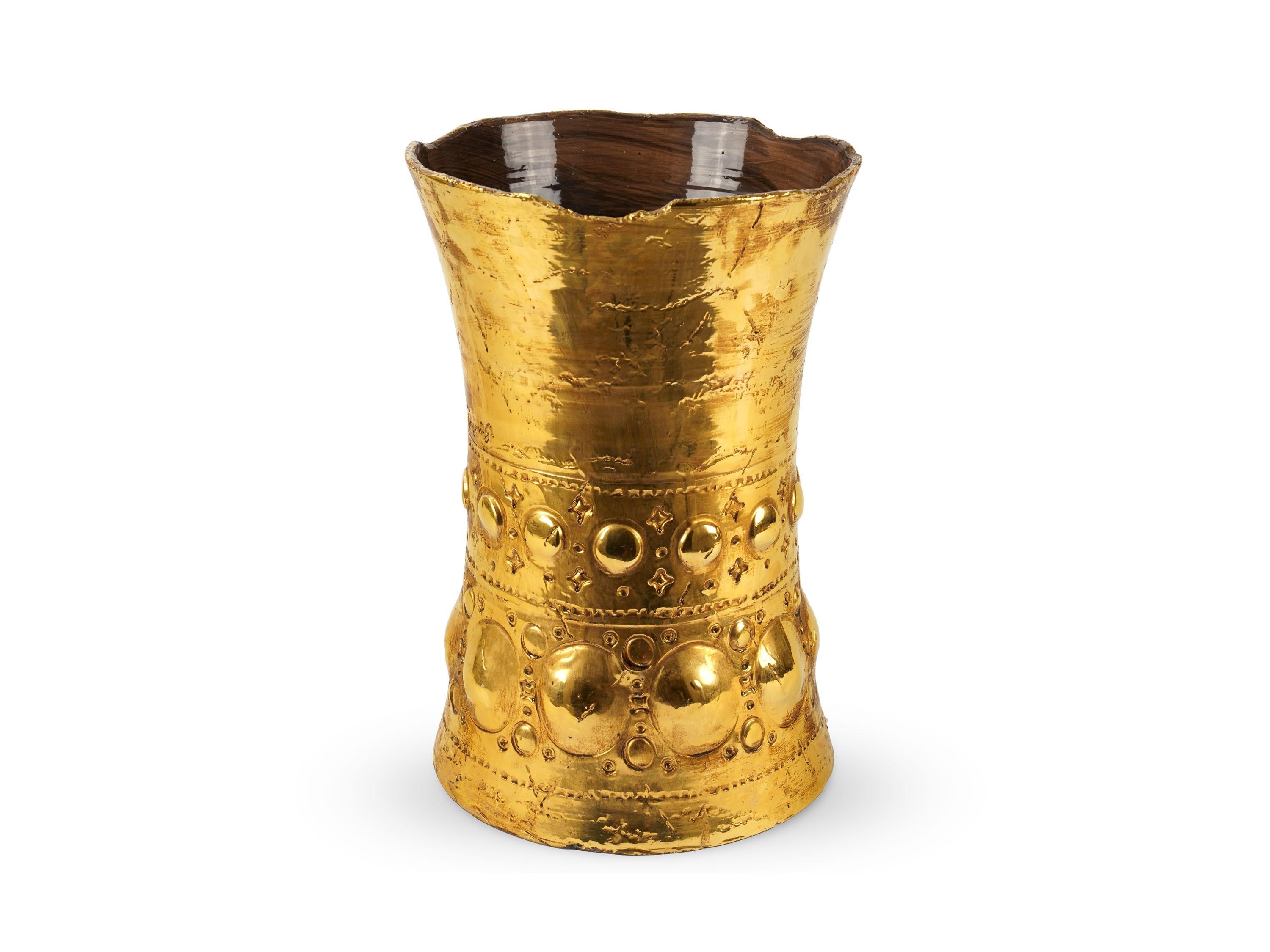 Moderne Vase en céramique sculptée décoré avec lustre en or 24 carats, fait à la main, Italie  en vente