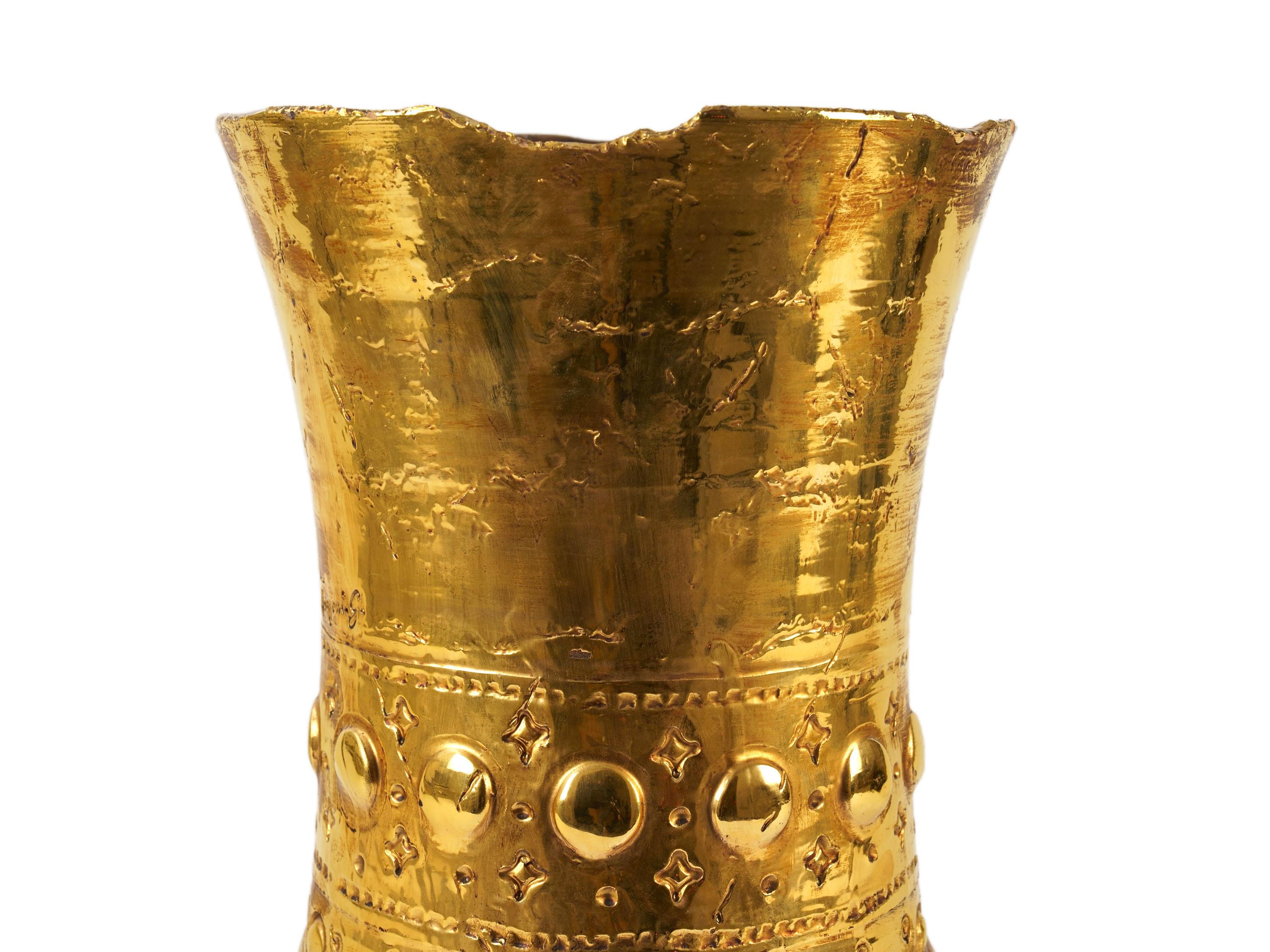 italien Vase en céramique sculptée décoré avec lustre en or 24 carats, fait à la main, Italie  en vente