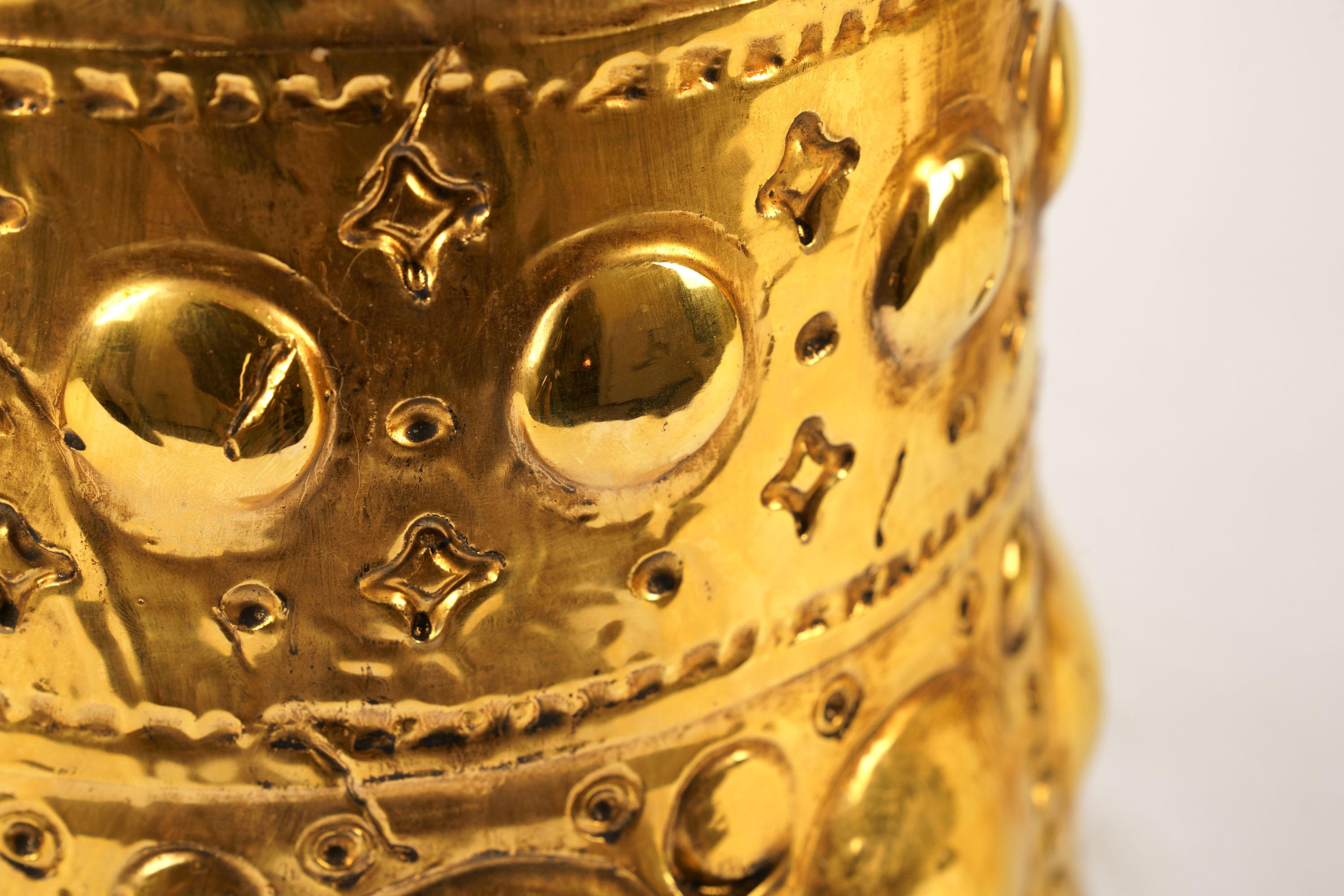 Or Vase en céramique sculptée décoré avec lustre en or 24 carats, fait à la main, Italie  en vente