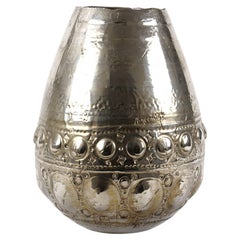 Vase en céramique sculpté décoré d'un précieux lustre en platine, fabriqué en Italie