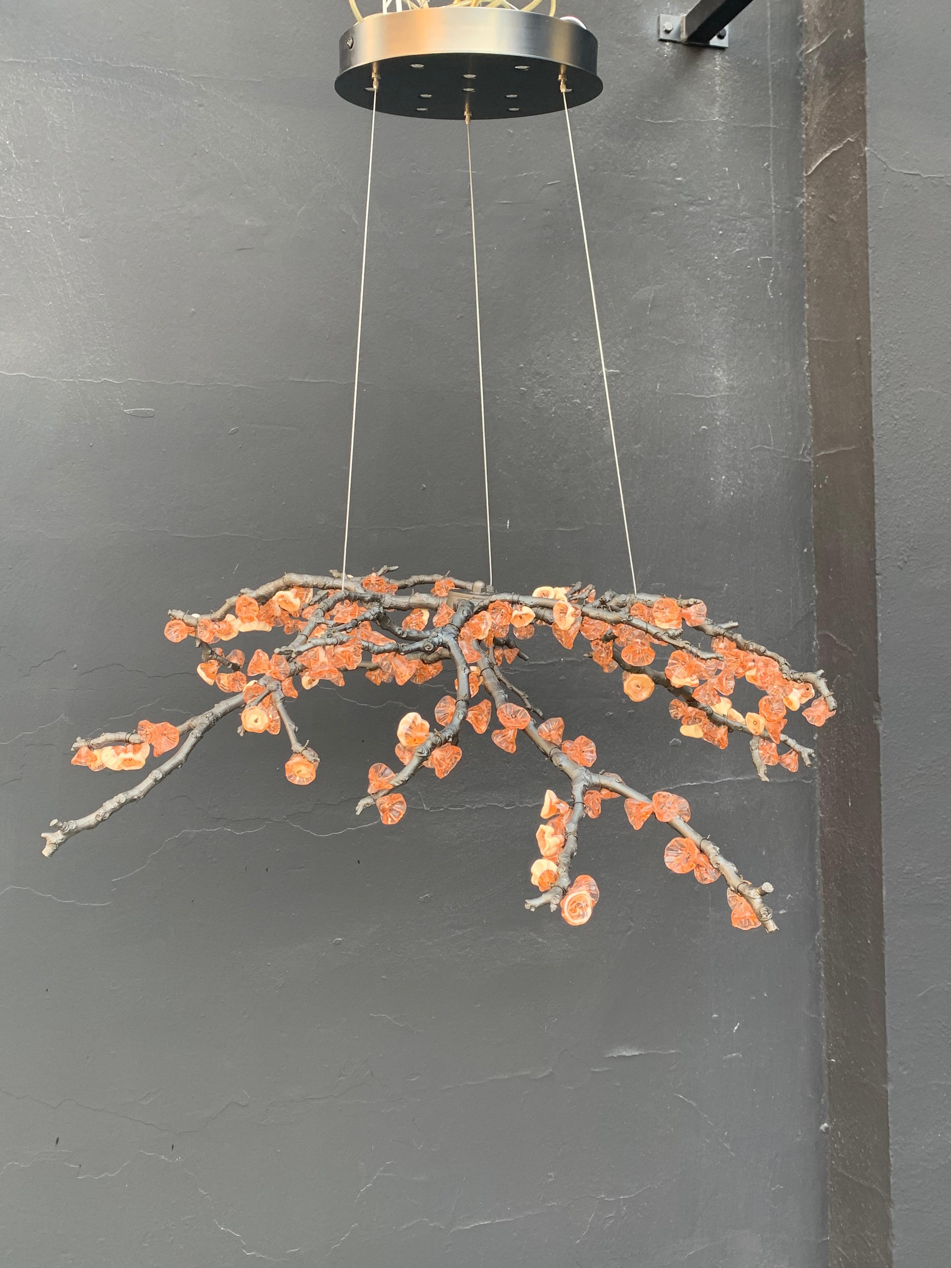 Mid-Century moderno Lampadario scultura fatto a mano Almond a tre pendenti in ottone fuso e vetro in vendita