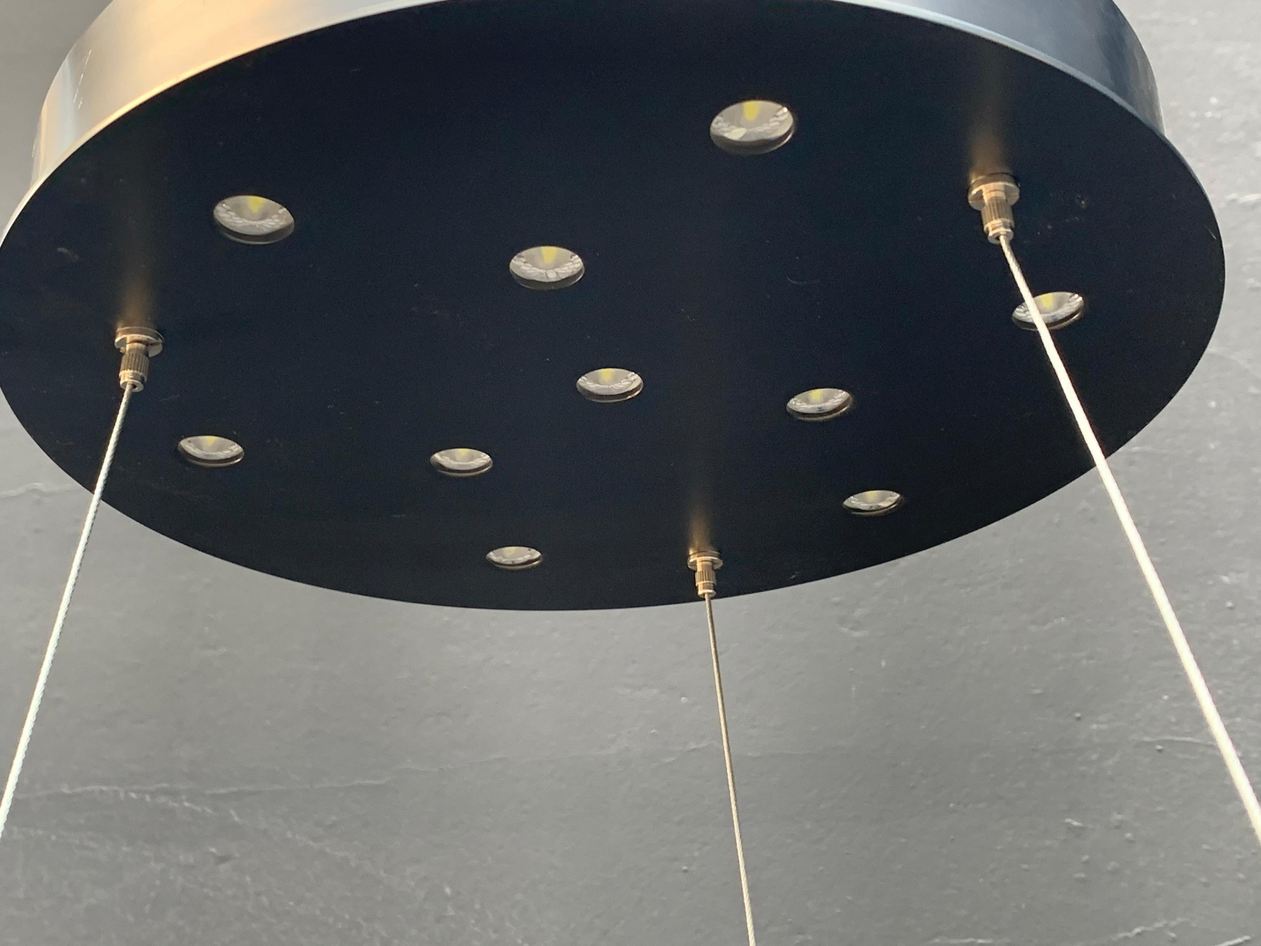 Ottone Lampadario scultura fatto a mano Almond a tre pendenti in ottone fuso e vetro in vendita