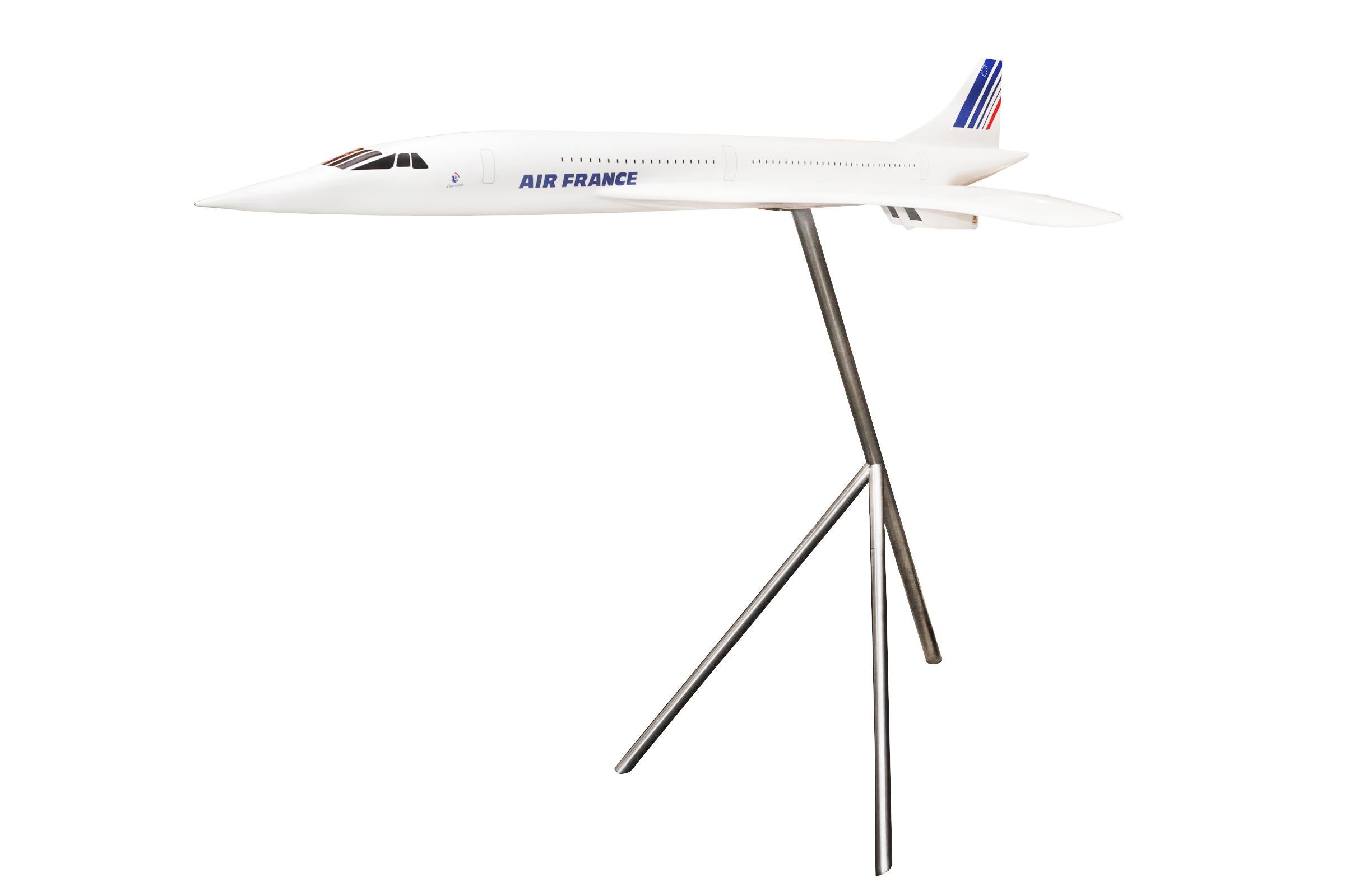 Concorde Modèle réduit 1/36 sculpture,
en fibre de résine, sur base en aluminium poli.
De l'Agence Air France.
Sur la base : hauteur 110cm.