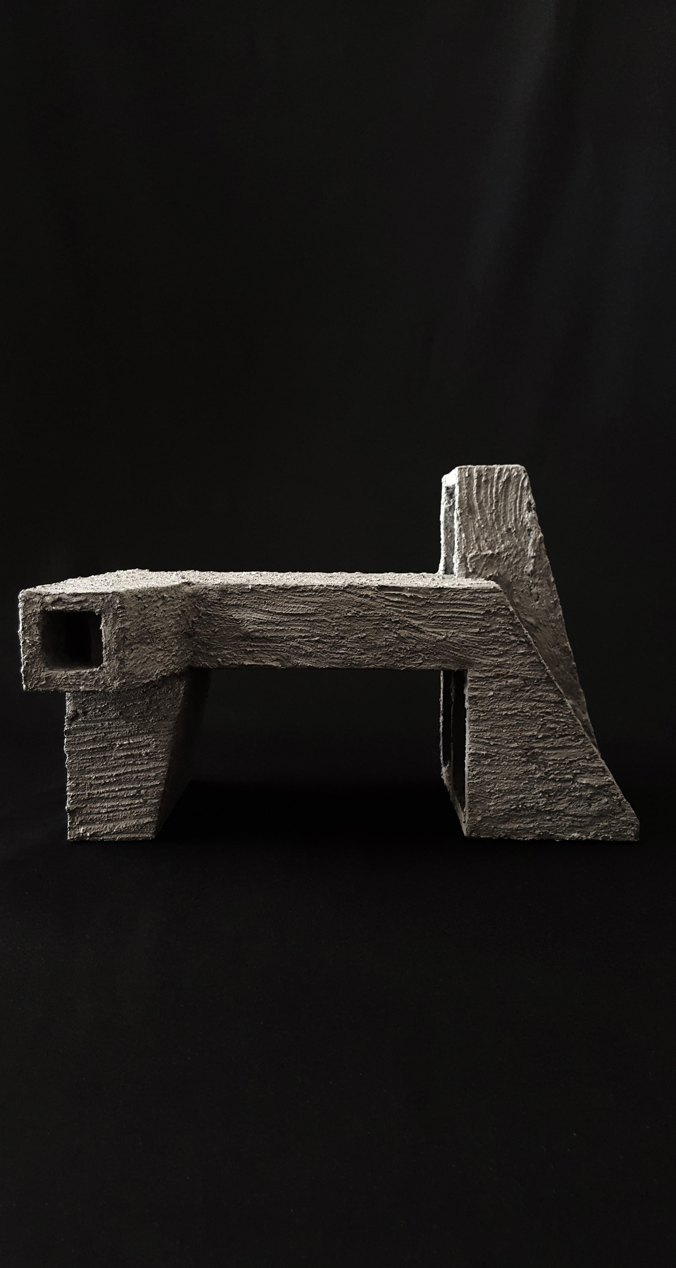 Espagnol Sculpture géométrique contemporaine constructiviste en bois gris béton - Le camel en vente