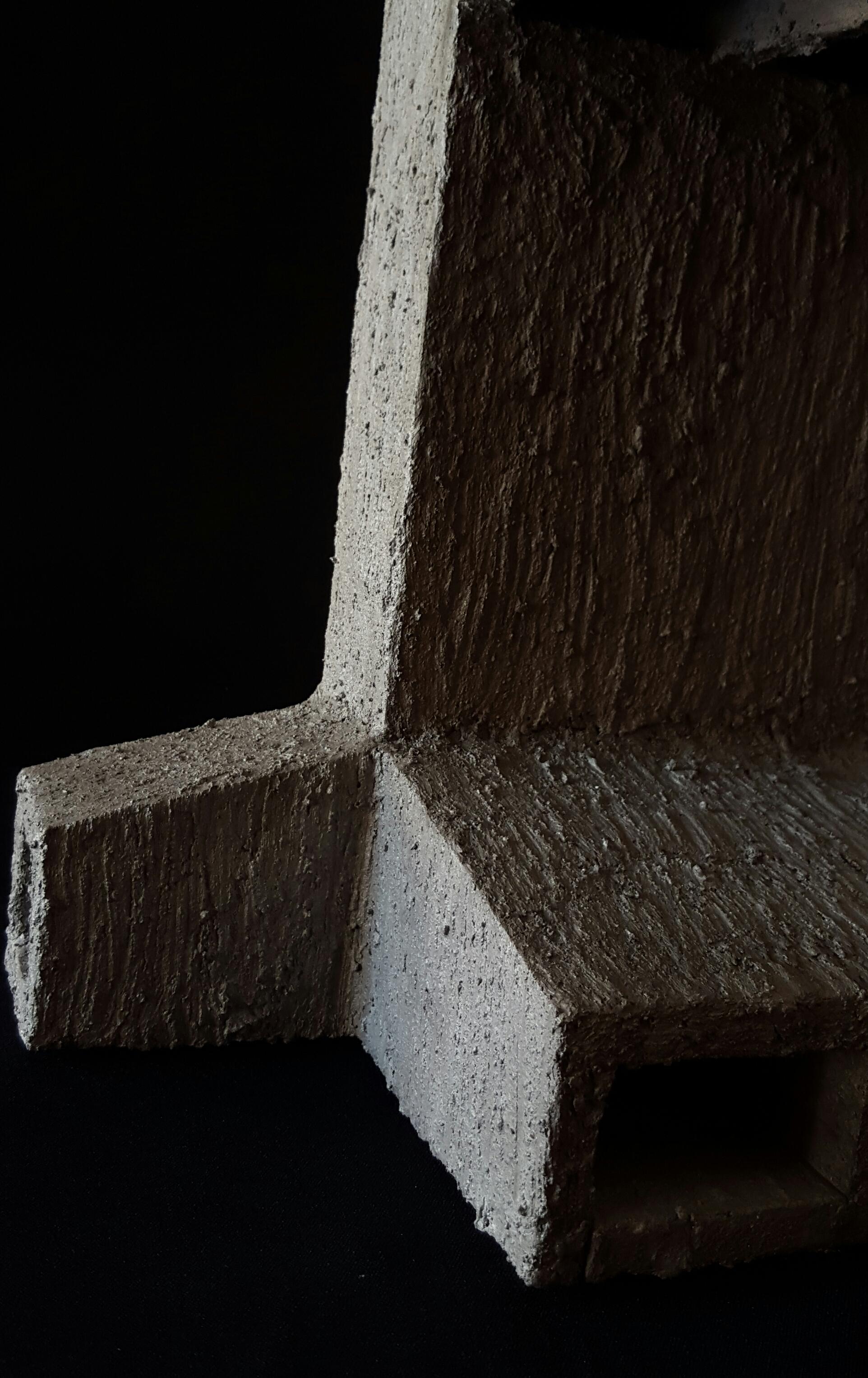Fait main Sculpture géométrique contemporaine constructiviste en bois gris béton - Le camel en vente