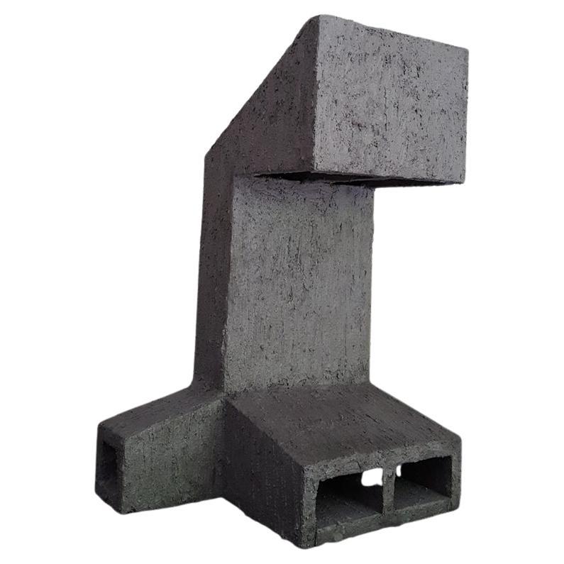 Sculpture géométrique contemporaine constructiviste en bois gris béton - Le camel