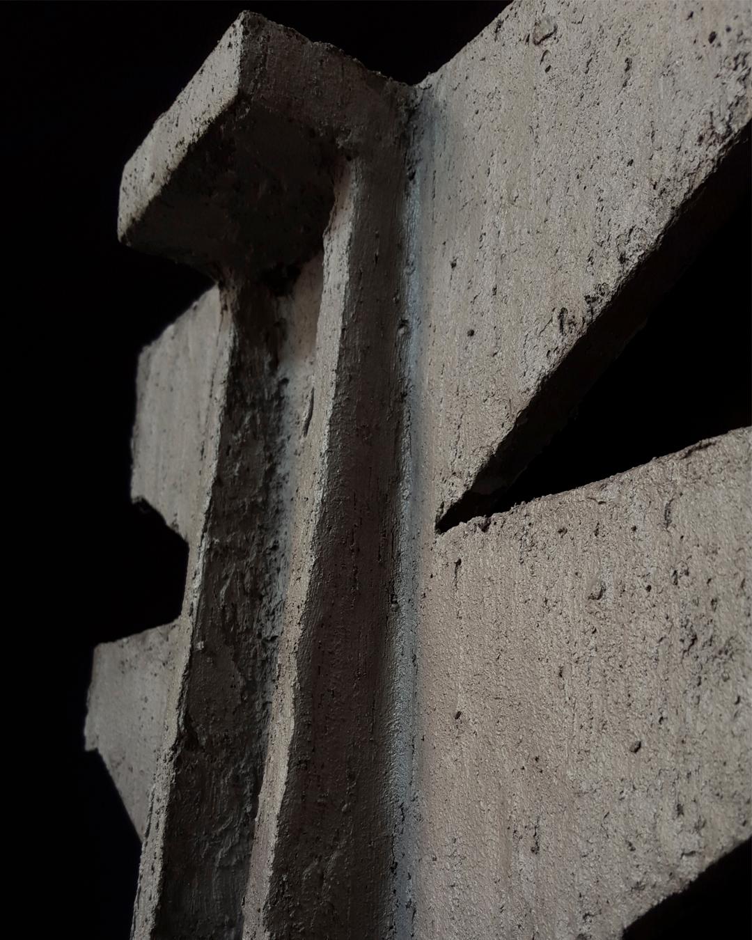 Sculpture géométrique contemporaine constructiviste en bois gris béton - Le cheval Neuf - En vente à Seville, ES