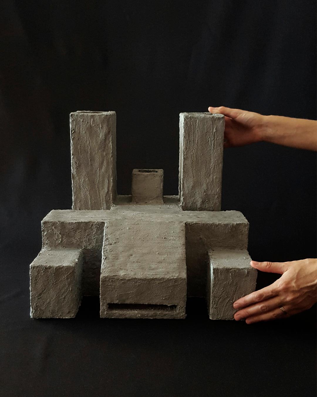 Skulptur Zeitgenössische geometrische Konstruktivistische Holz- Beton-Skulptur - Der Löwe (Futuristisch) im Angebot