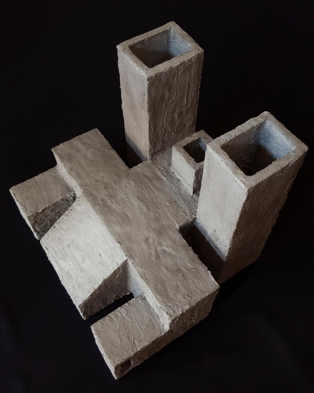 Skulptur Zeitgenössische geometrische Konstruktivistische Holz- Beton-Skulptur - Der Löwe (Spanisch) im Angebot