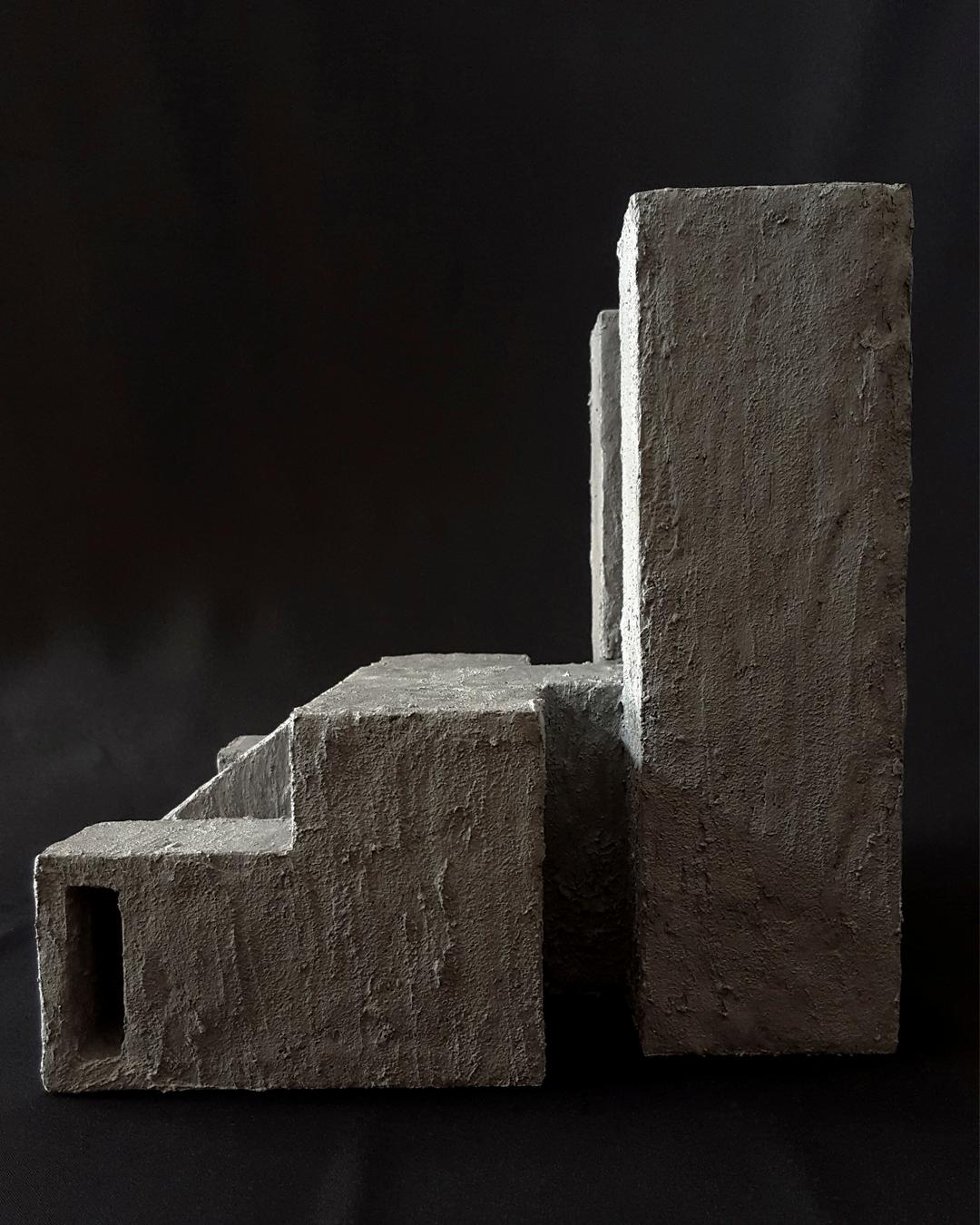 Skulptur Zeitgenössische geometrische Konstruktivistische Holz- Beton-Skulptur - Der Löwe (Handgefertigt) im Angebot