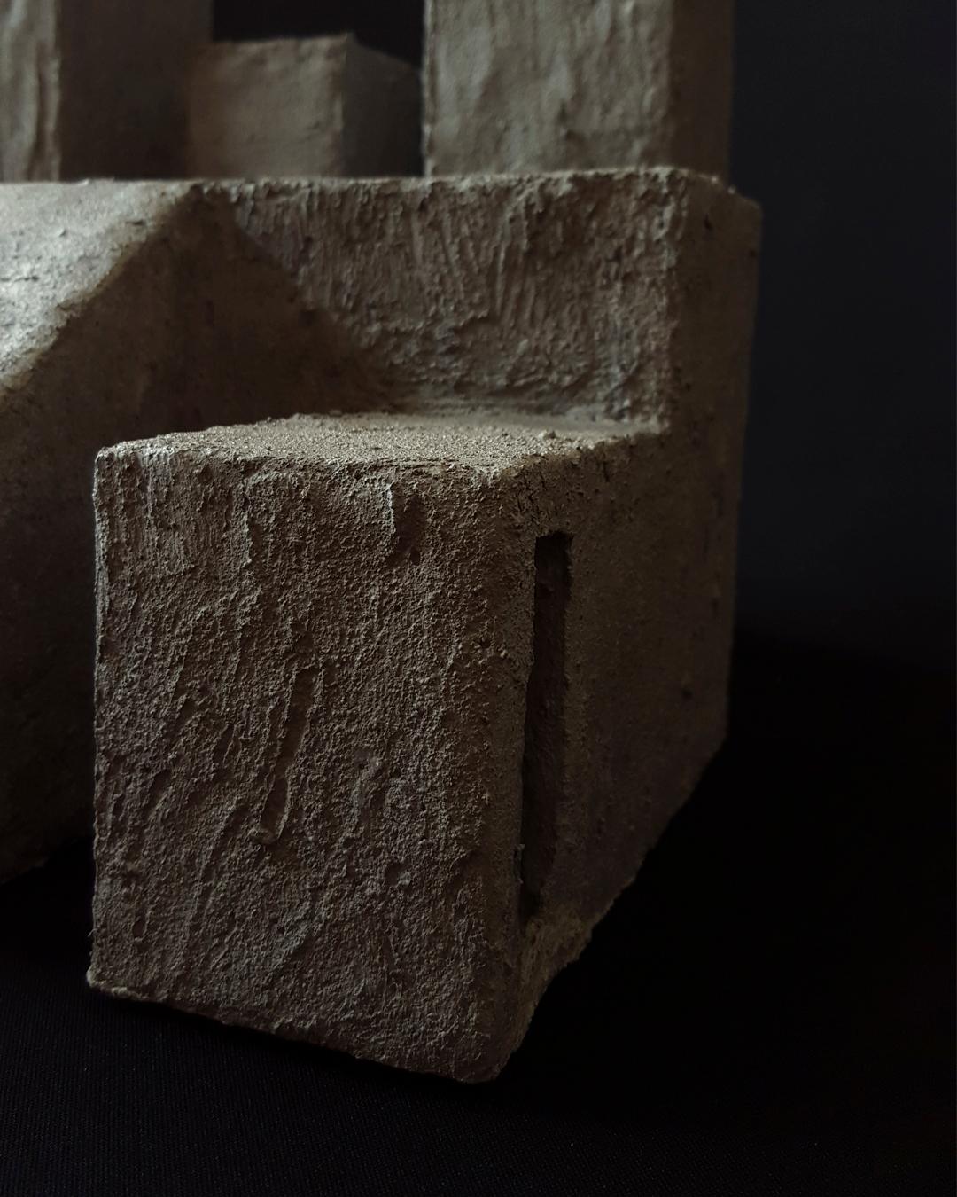 Skulptur Zeitgenössische geometrische Konstruktivistische Holz- Beton-Skulptur - Der Löwe im Zustand „Neu“ im Angebot in Seville, ES