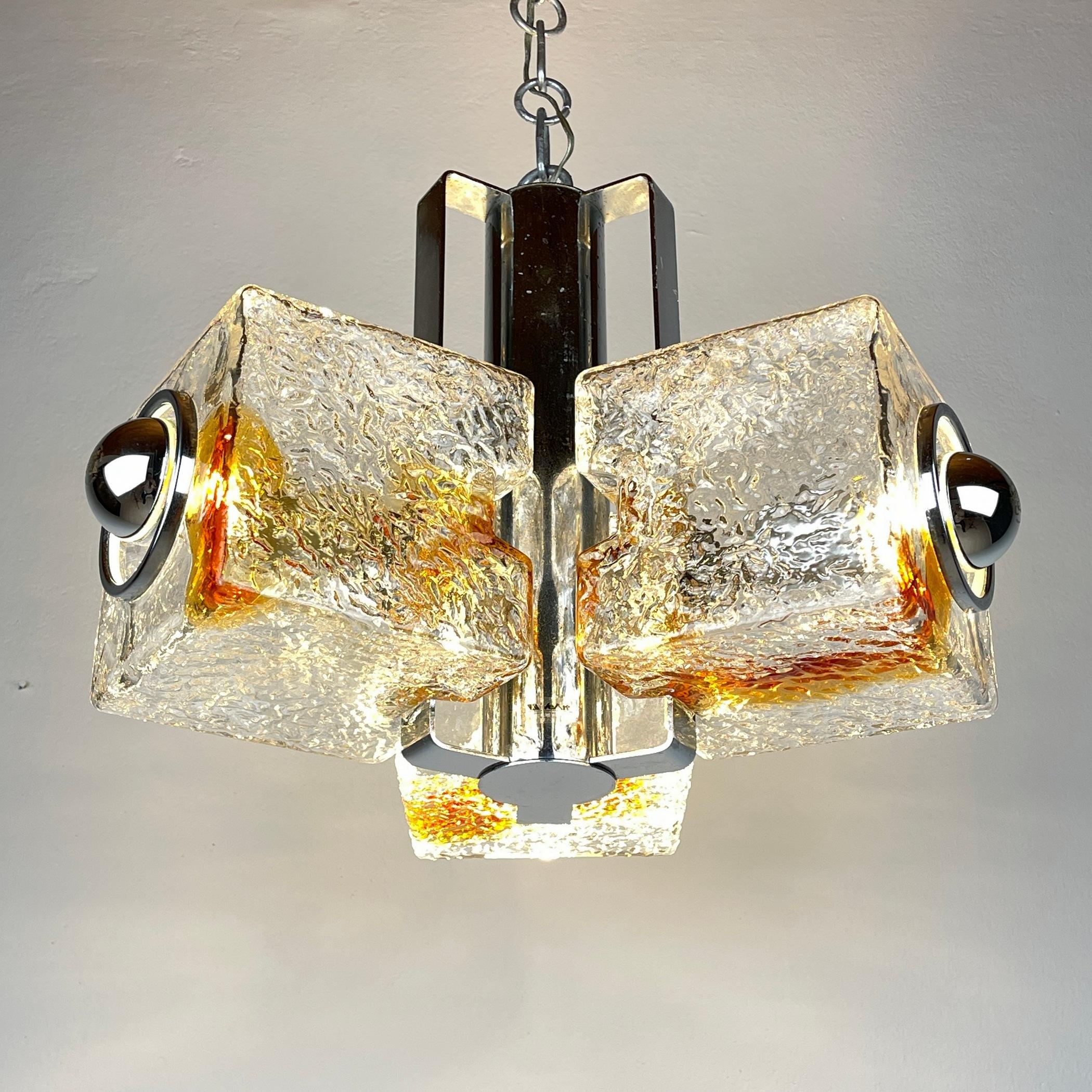 Sculpture Cube Design Murano chandelier by Toni Zuccheri for VeArt was made in Italy in the 1970s. VeArt is founded in the 1965 by the collaboration of Sergio Biliotti and Ludovico Diaz de Santillana. A few years later, the master Diaz also becomes