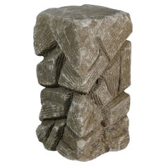 Sculpture cubiste taillée dans la pierre à la manière d'Ossip Zadkine.