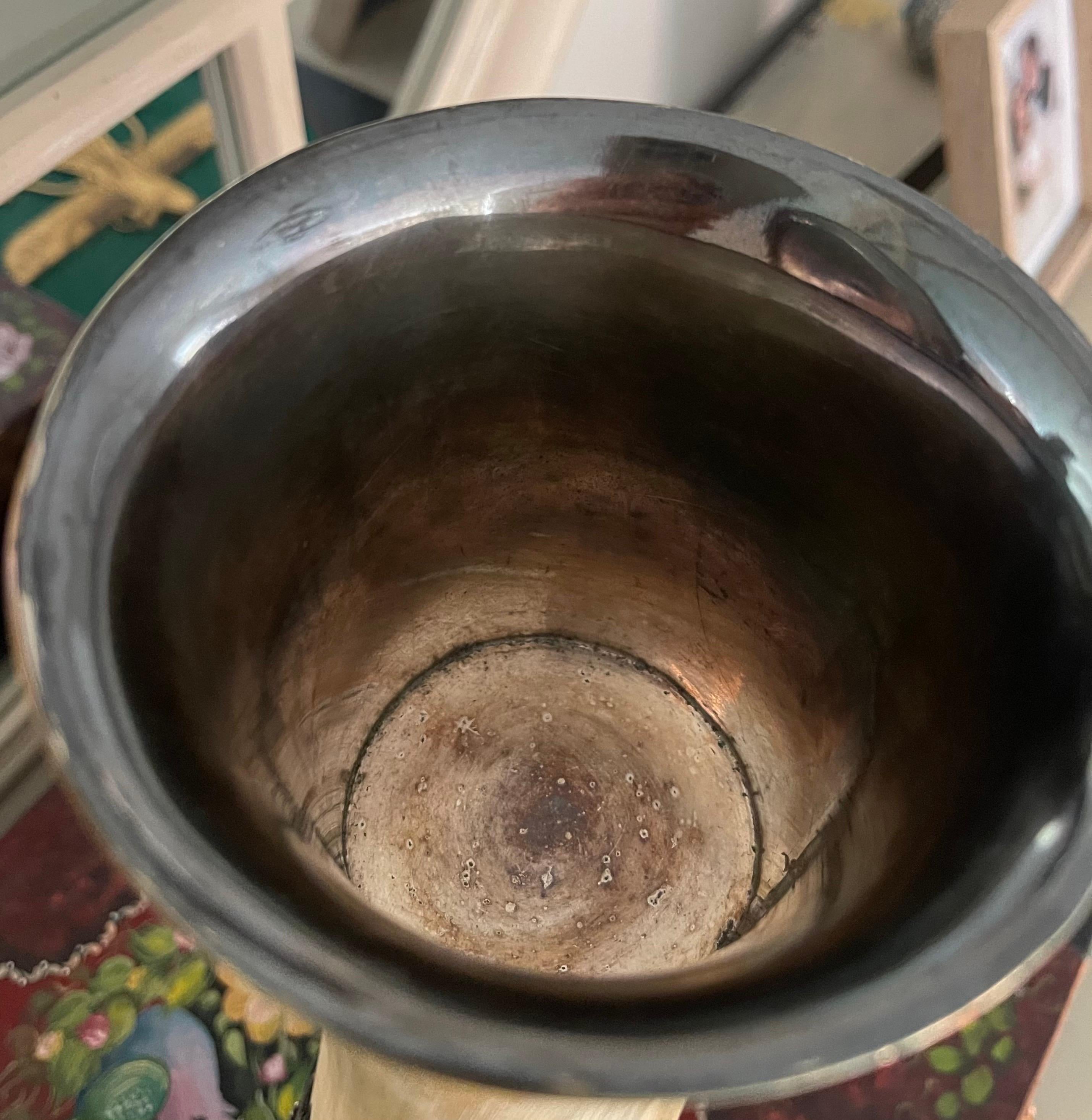 Scultura Decorativa BEVERAGE HORN, Raro bicchiere da vino in osso e argento del 1894

Gli Horn della Georgia, caucasici. È fatto di corna di mucca.

I rythones risalgono a epoche antiche e i corni venivano utilizzati per bere vino e altre bevande