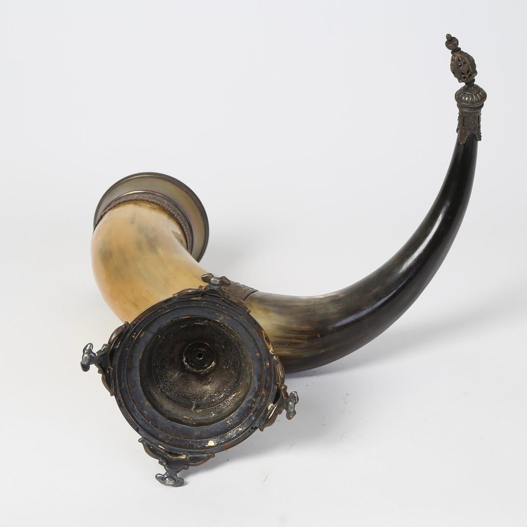 Hollywood Regency Scultura Decorativa BEVERAGE HORN, Raro bicchiere da vino in osso e argento del 1894 in vendita