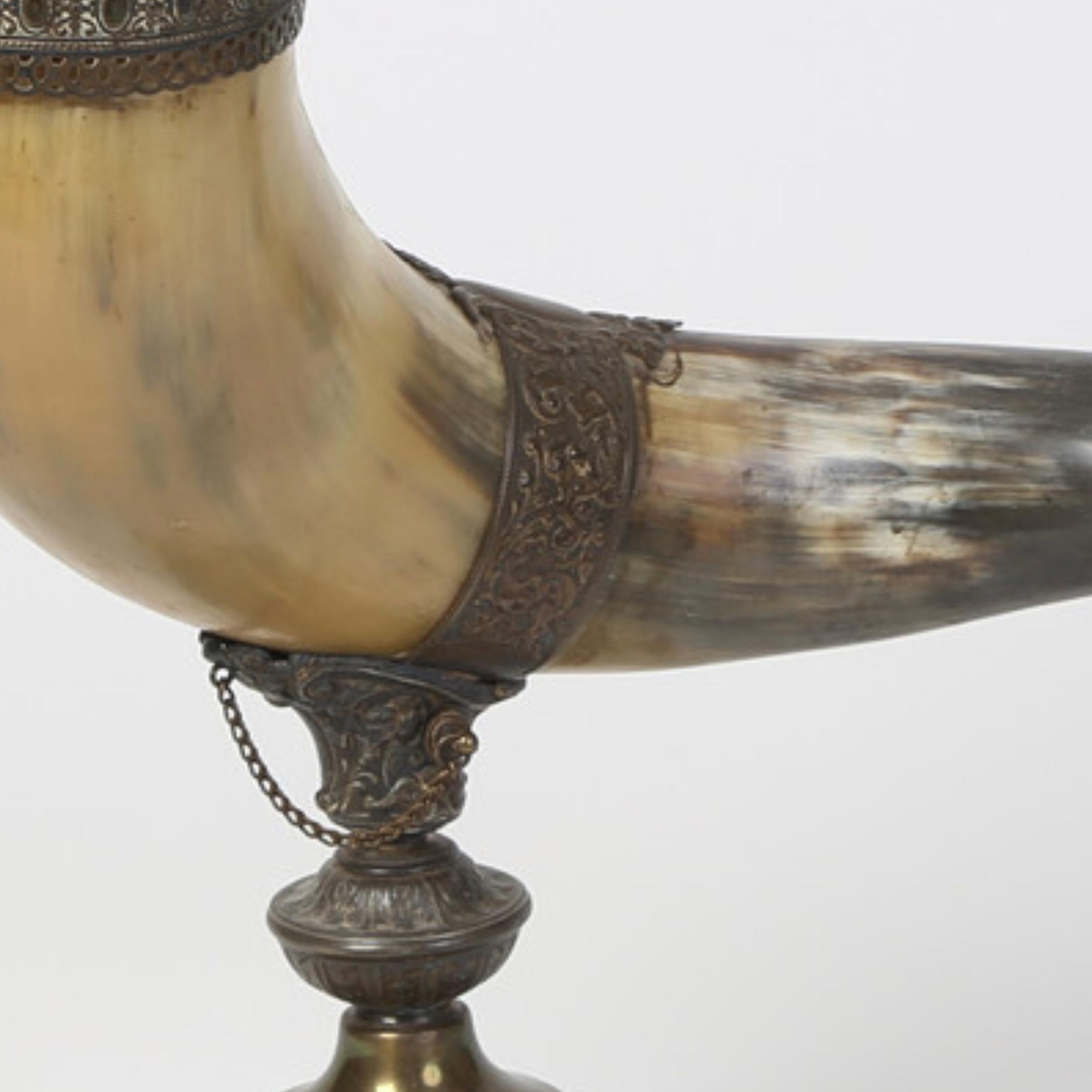 Georgiano Scultura Decorativa BEVERAGE HORN, Raro bicchiere da vino in osso e argento del 1894 in vendita