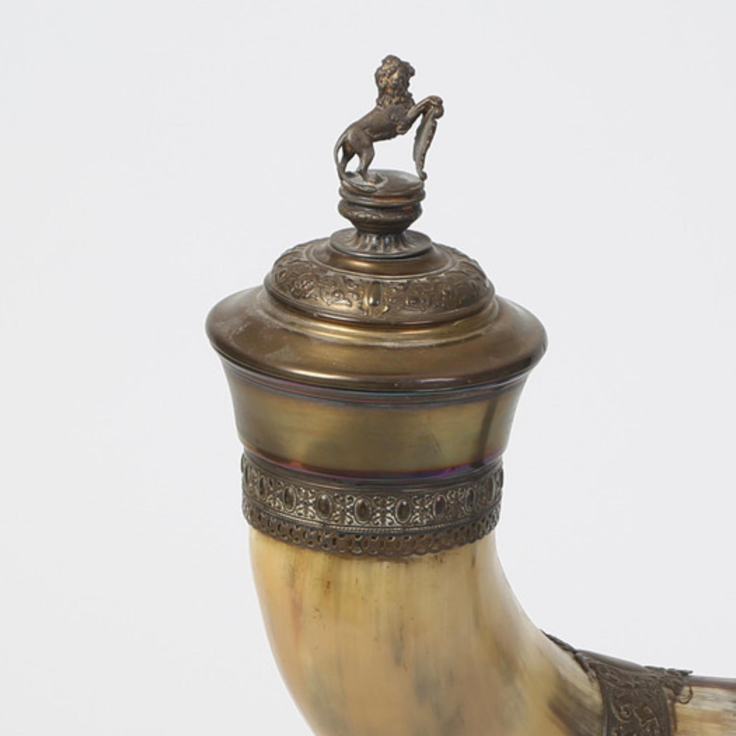 Dorato Scultura Decorativa BEVERAGE HORN, Raro bicchiere da vino in osso e argento del 1894 in vendita