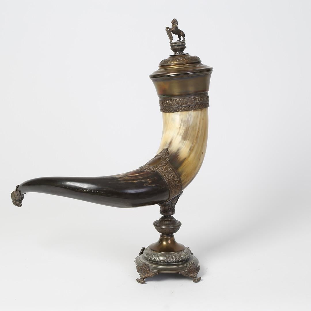 Fine XIX secolo Scultura Decorativa BEVERAGE HORN, Raro bicchiere da vino in osso e argento del 1894 in vendita