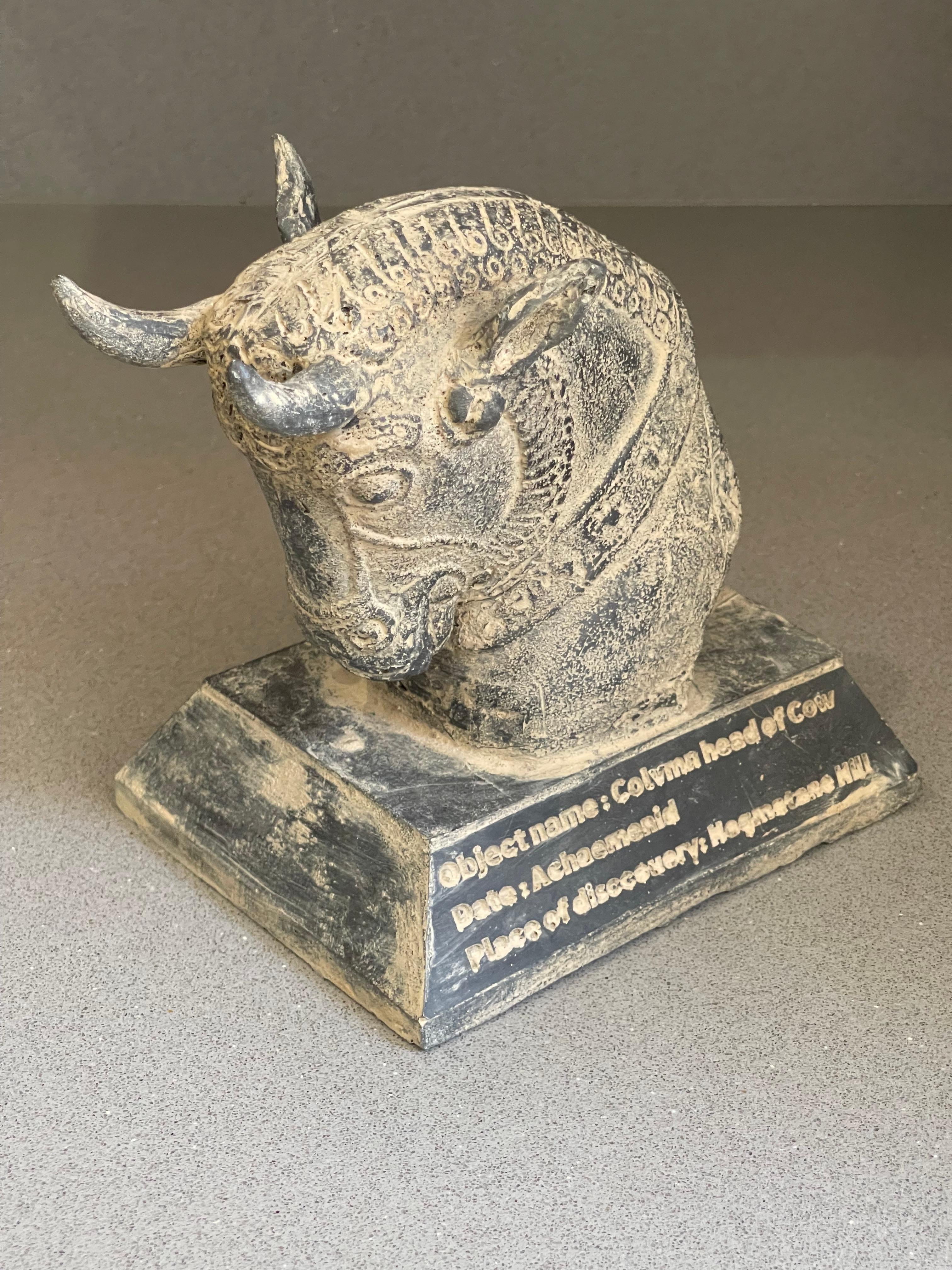 Skulptur Dekorative Objekte, Stein Horned Bull, Antike Pixiu für Home Decor
In der Tradition

Wie auch für alle anderen kosmologischen Überzeugungen der Zoroastrier ist die Hauptquelle für Informationen über den Ur-Ochsen das Bundahishn, ein Text