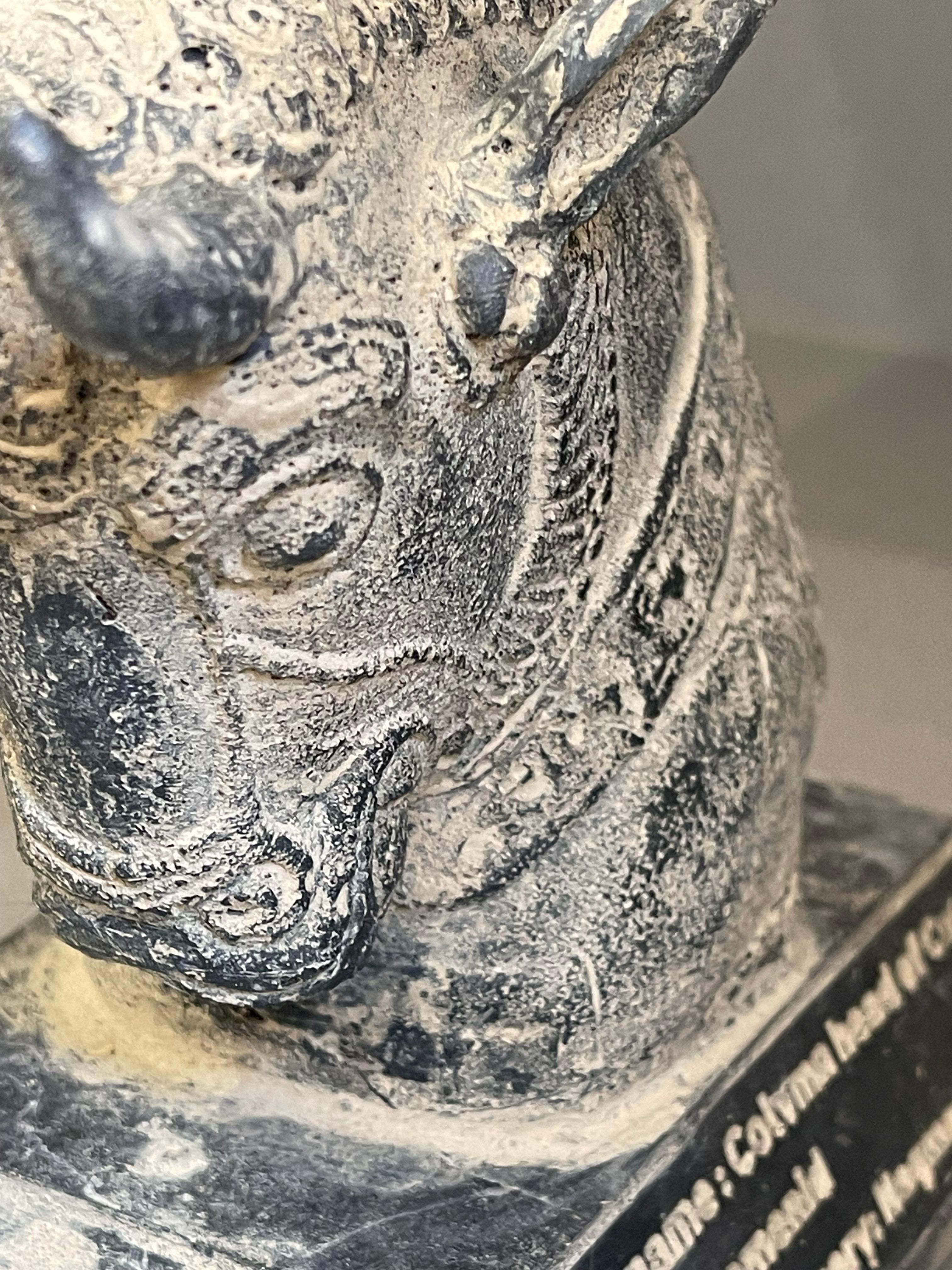 Skulptur Dekorative Skulptur, Gehörnter Stier aus Stein, Antike Pixiu für Heimdekoration (Westasiatisch) im Angebot