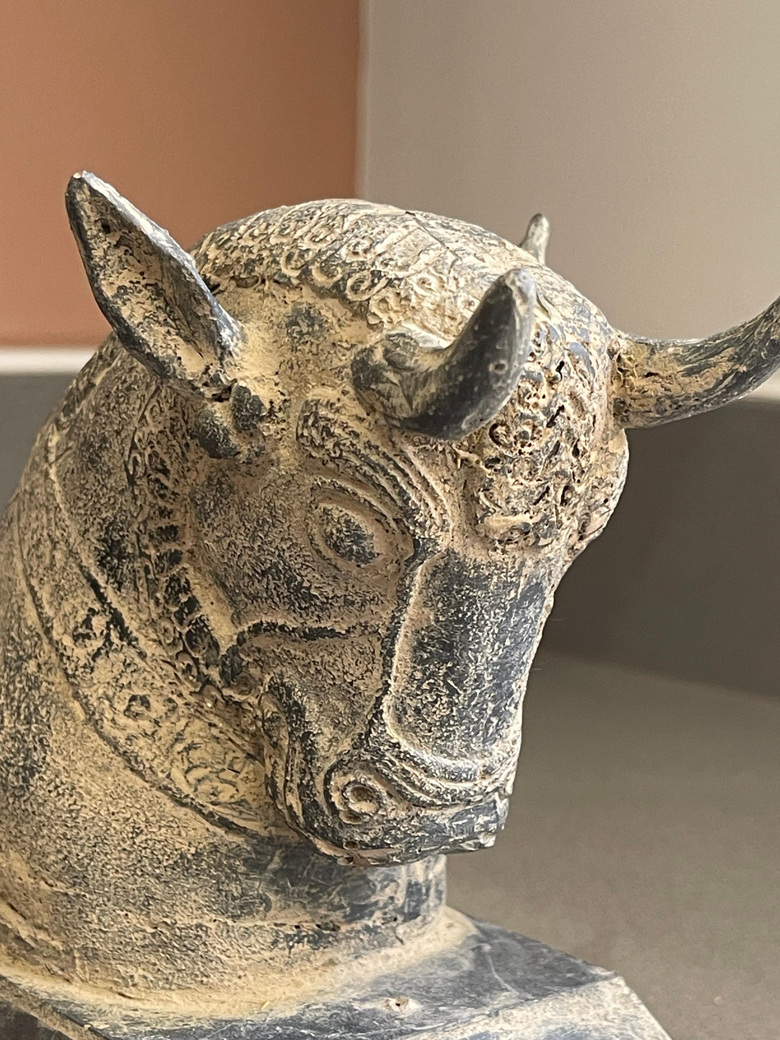 Skulptur Dekorative Skulptur, Gehörnter Stier aus Stein, Antike Pixiu für Heimdekoration (Geschnitzt) im Angebot