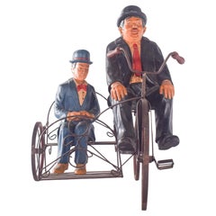 Sculpture représentant Bucha et Estica sur un vélo