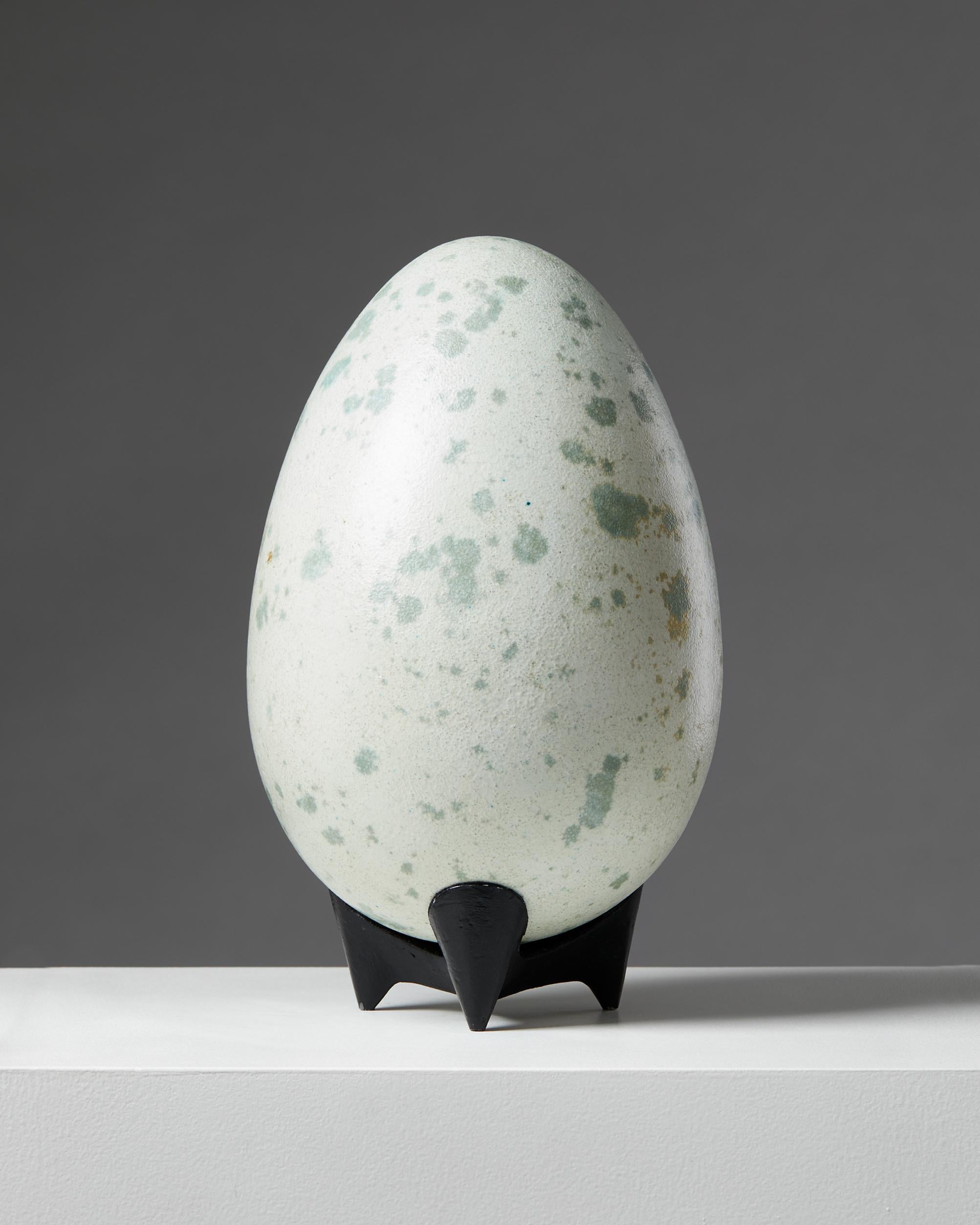 Mid-Century Modern Egg Sculpture Designed by Hans Hedberg made in Sweden during the 1980s / 1990s For Sale