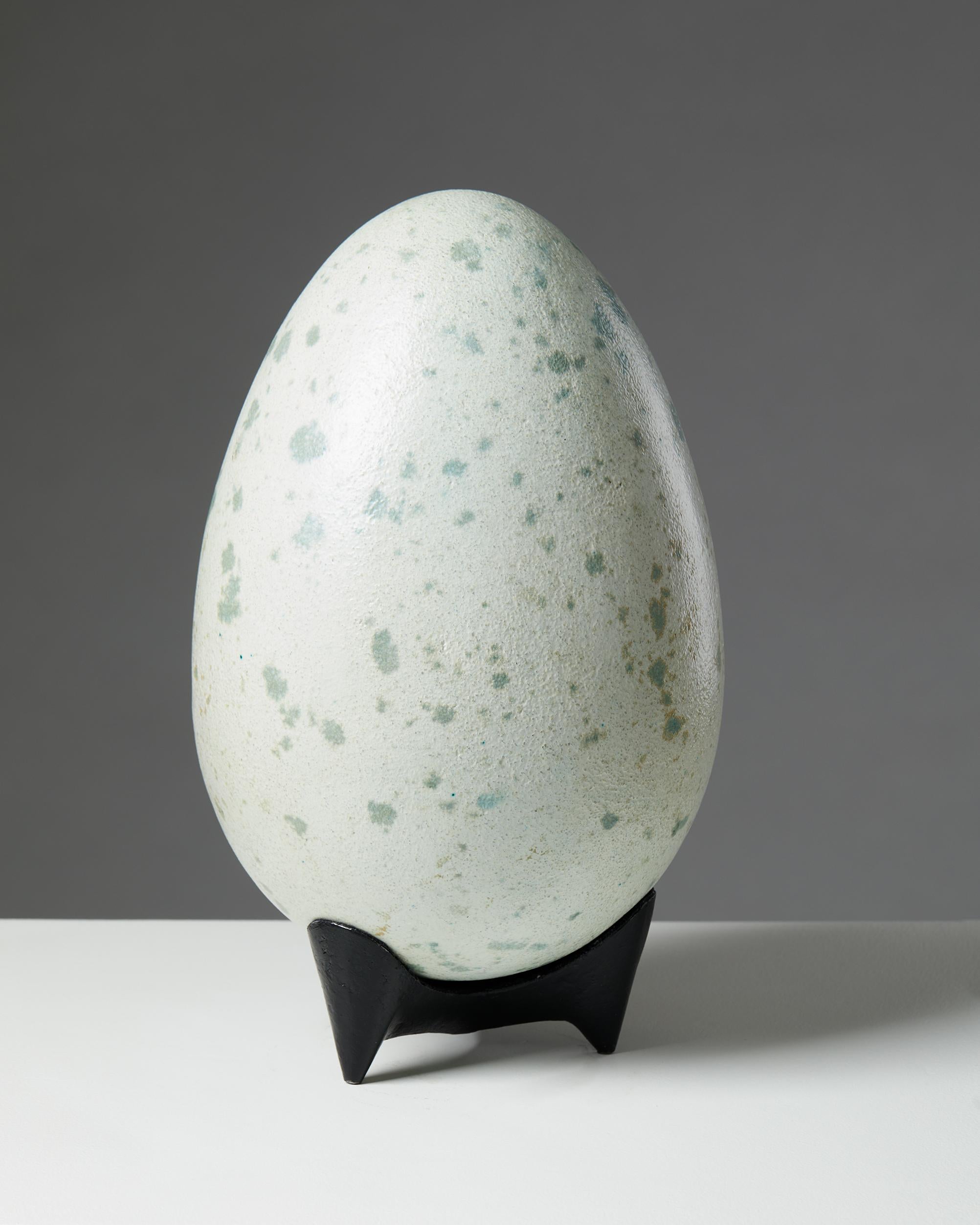Egg Sculpture Designed by Hans Hedberg made in Sweden during the 1980s / 1990s In Good Condition For Sale In Stockholm, SE