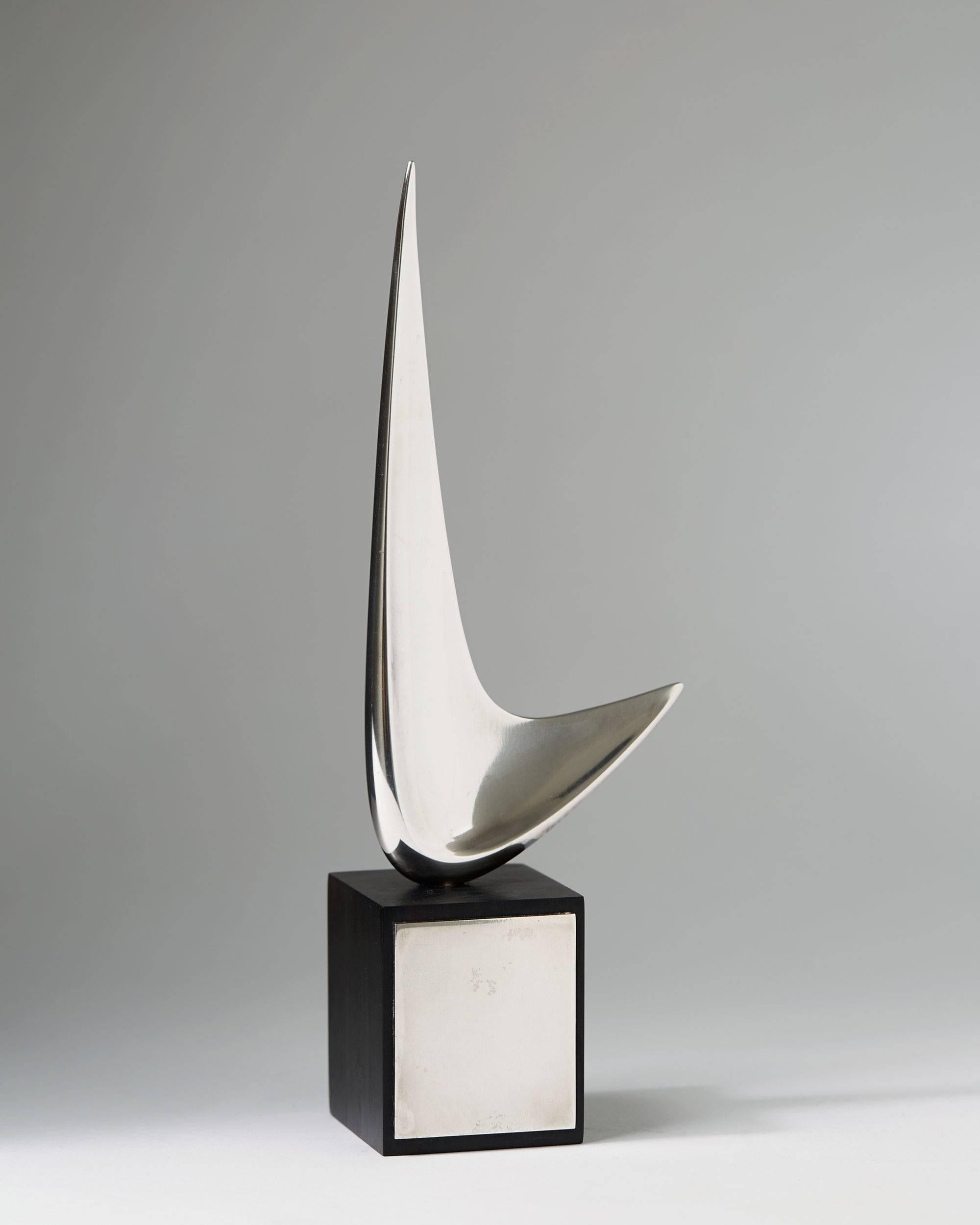 Skulptur, entworfen von Henning Koppel für Georg Jensen,
Dänemark. 1960s.

Sterlingsilber und Ebenholz.

Abmessungen: 
H: 21 cm/ 8 1/4''