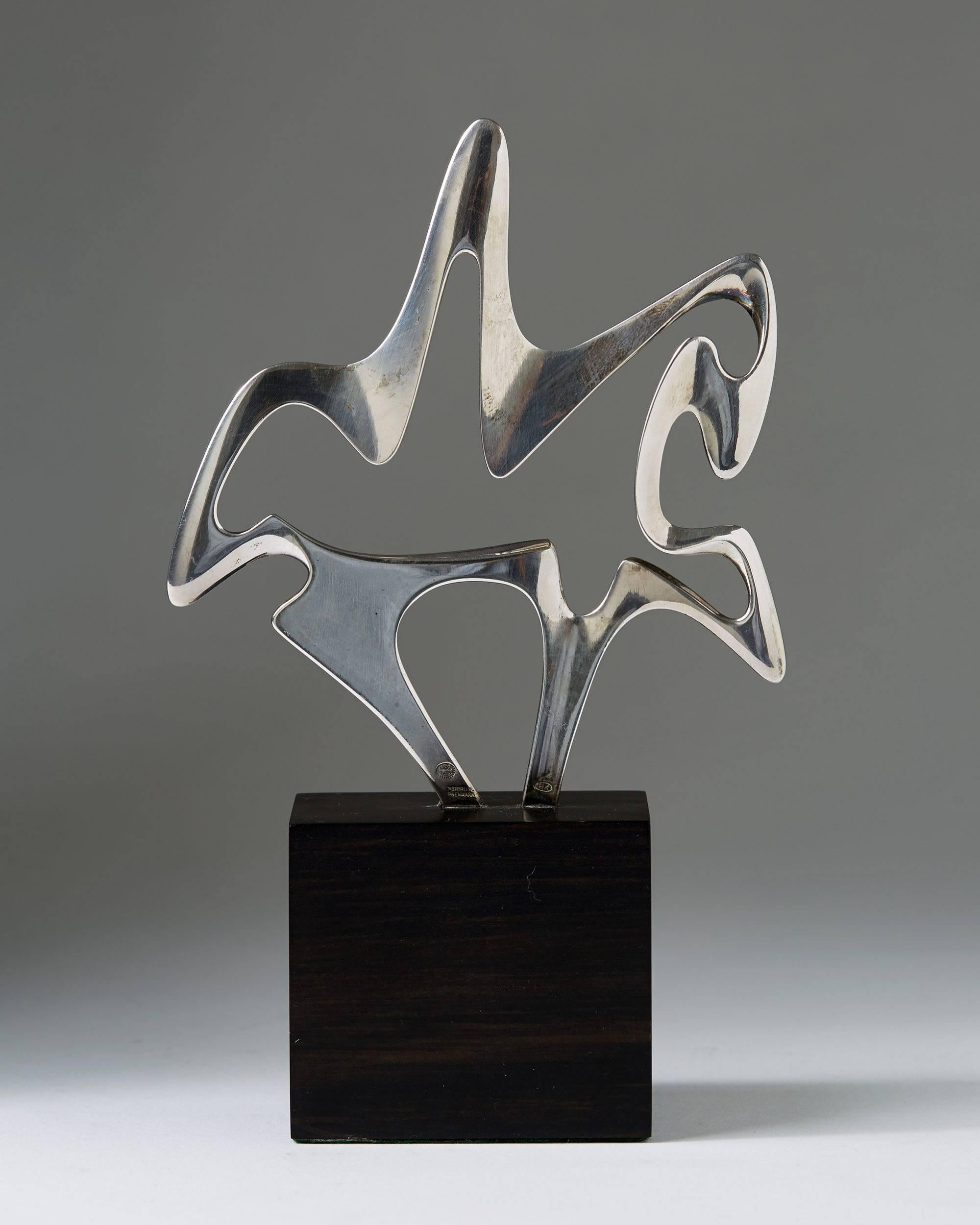 Sculpture conçue par Henning Koppel pour Georg Jensen, Danemark, années 1970.
Argent sterling et ébène.
Dimensions :
H 16 cm/ 6 1/4