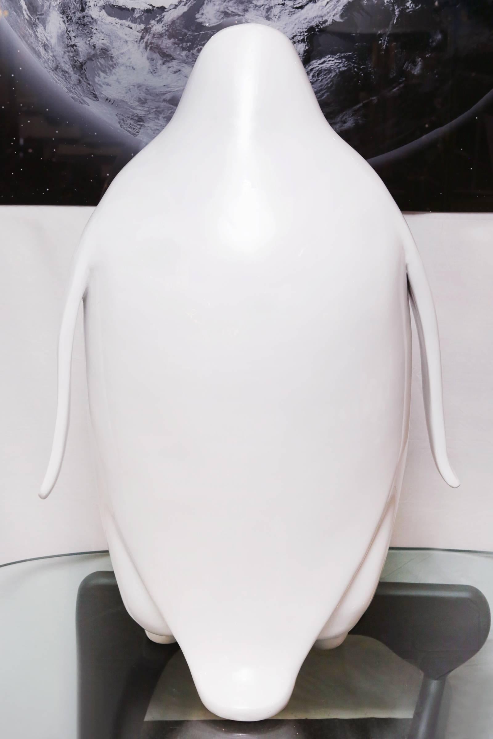 Sculpture Emperor Penguin in Lacquered Resin In Excellent Condition For Sale In Paris, FR
