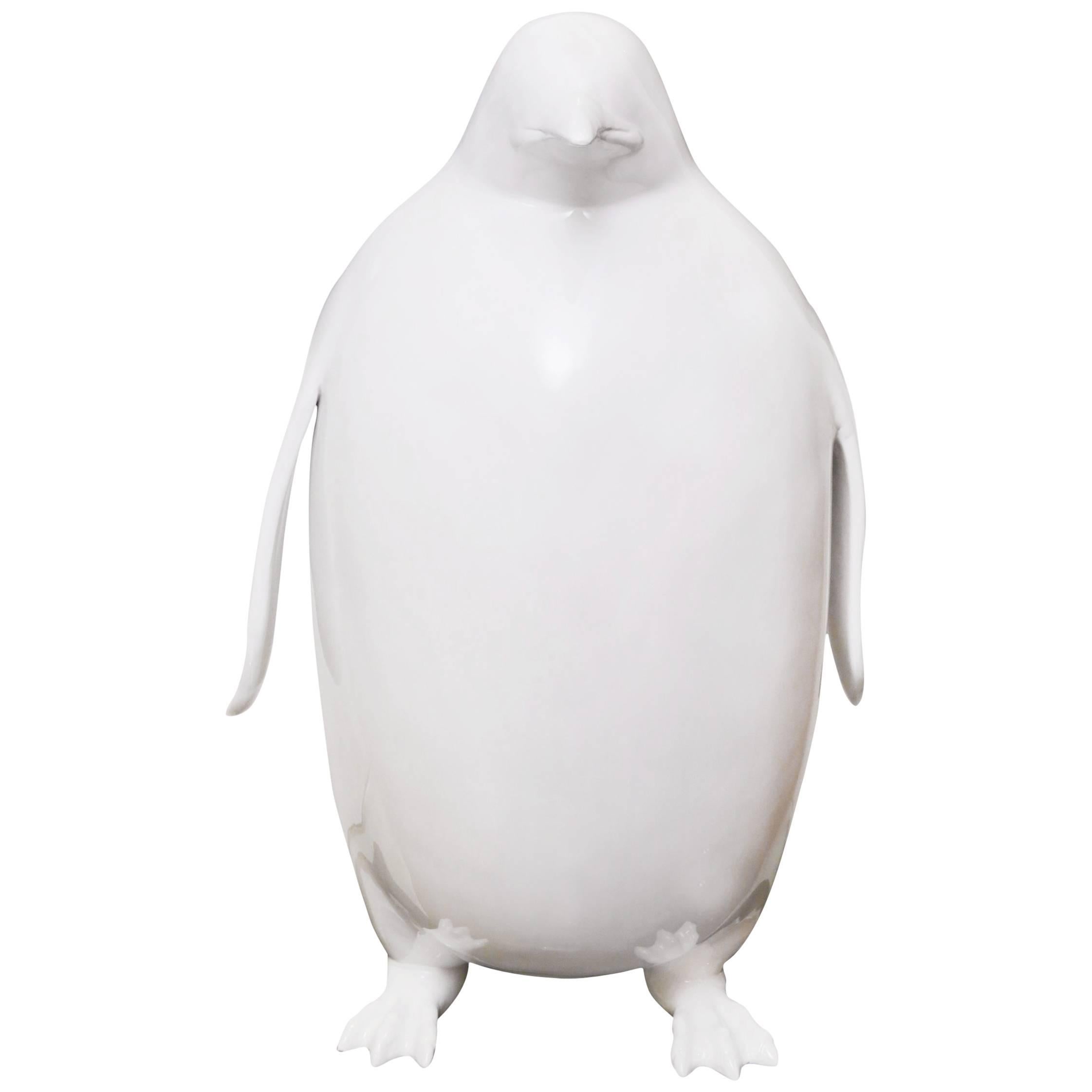 Skulptur Kaiserin-Pinguin aus lackiertem Harz