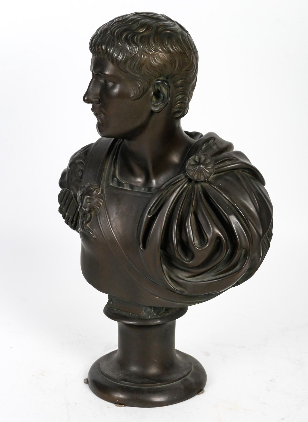 Patinated Sculpture en Bronze, Jules César, XIXème Siècle.  For Sale