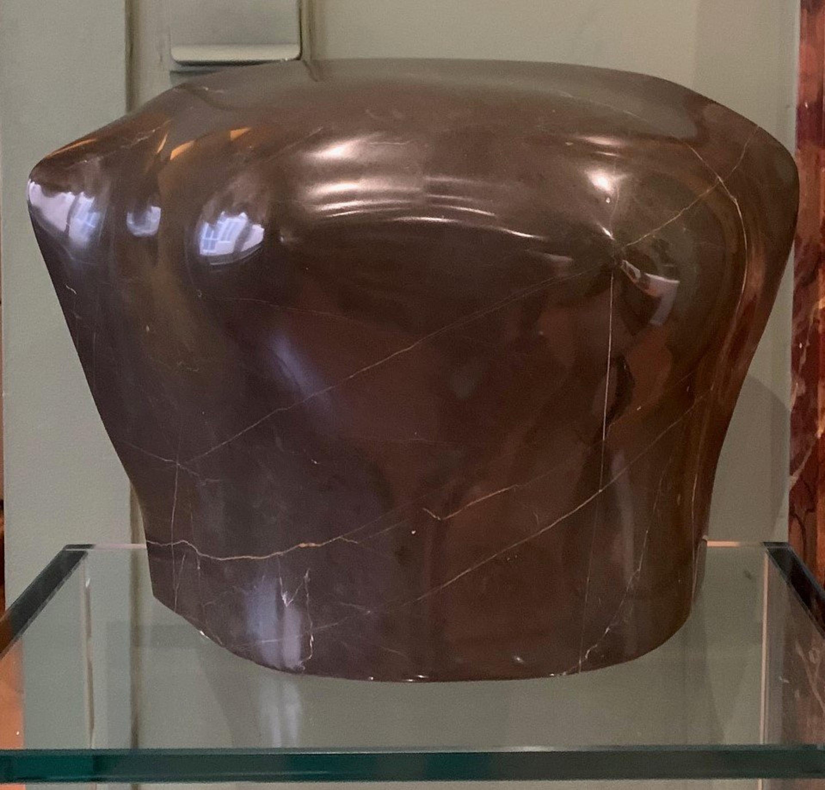 Modern sculpture in polished brown marble (a woman's torso?) on a transparent glass stand.
20th century period.
This Valencian artist, Vicente Orti (1947-), is famous and known for making many sculptures on noble materials: marble, stone, wrought