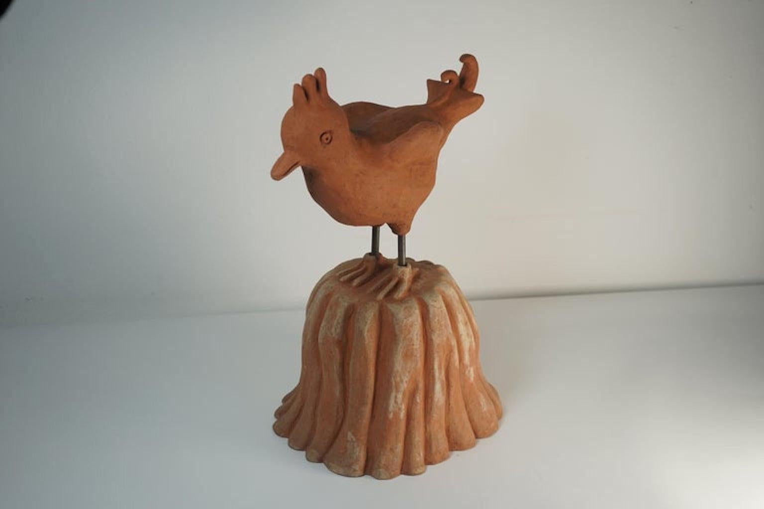 Sculpture en céramique Fantastic Bird Model conçue par Nathalie Du Pasquier et réalisée par Alessio Sarri en 1993. Gravé dans la poterie, signature de l'artiste et du fabricant.
Le renard fait partie d'une série de sculptures composées de 7 animaux