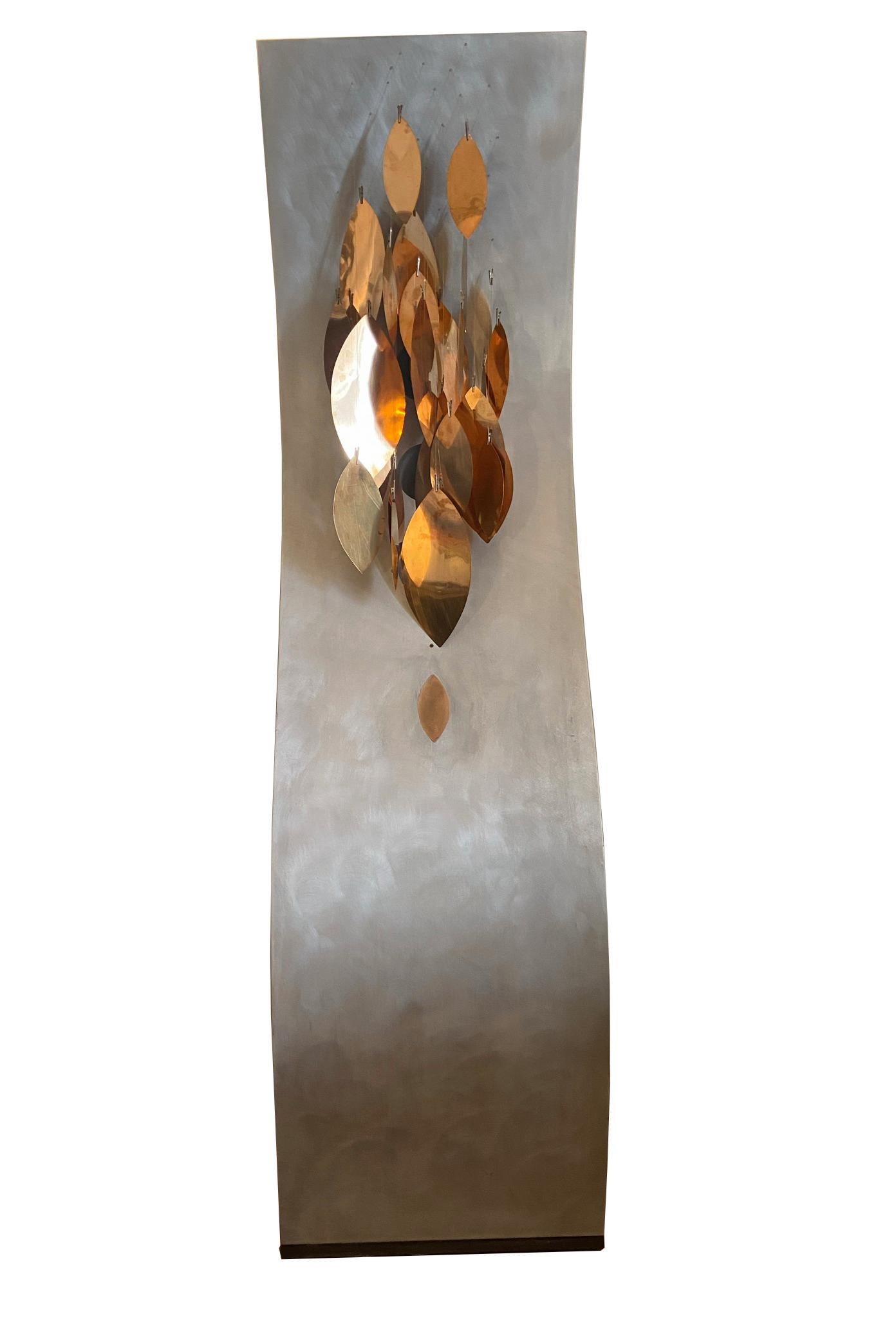 Rare and original floor lamp with aluminum structure and copper leaves.
The lamp separates the light source from the illuminating object, which thus acquires an independent aesthetic value.
It is a handcrafted object, therefore