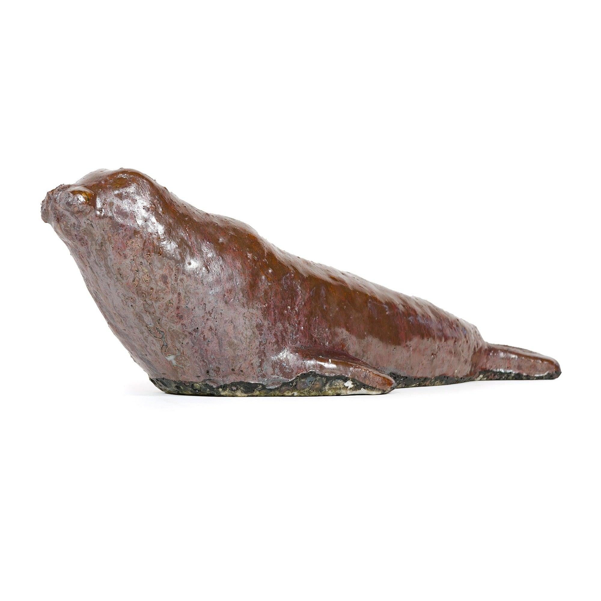 Una escultura de sello de cerámica poco común, con un pintoresco vidriado marrón rojizo.