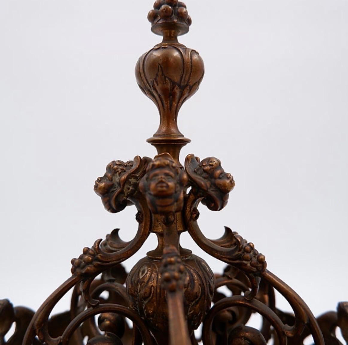 Scultura 

Usura coerente con l'età e l'uso

Oggetto decorativo - Metà del secolo scorso
Misure: Ø17cm H. 31,5cm 
Materiale: Bronzo