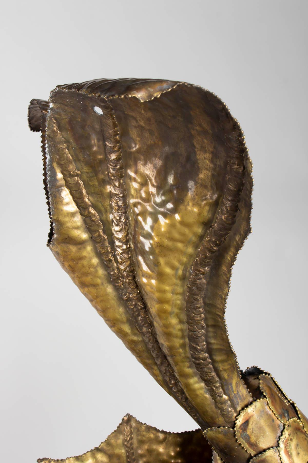 Skulptur:: Springbrunnen:: Darstellung eines Fisches aus Messing:: Augen aus Keramik:: 1950-1960
Maße: Fisch H 84 cm:: B 33 cm:: B 72 cm
Stütze H 120 cm:: B 25 cm:: B 42 cm.