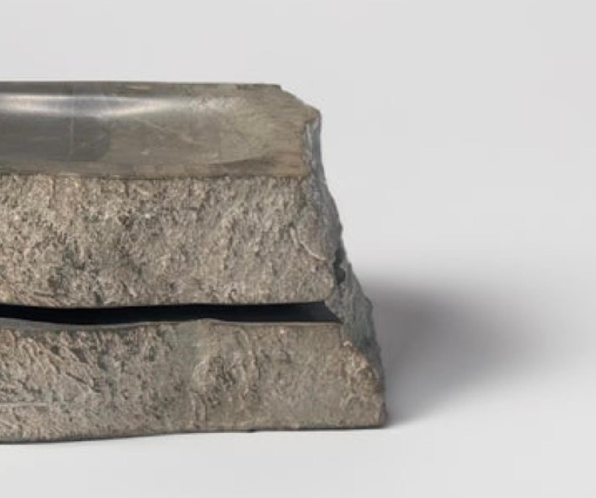 Sculpture fonctionnelle en pierre noire Handcraft Pedra Negra F-7 par Ricard Casabayó en vente 1