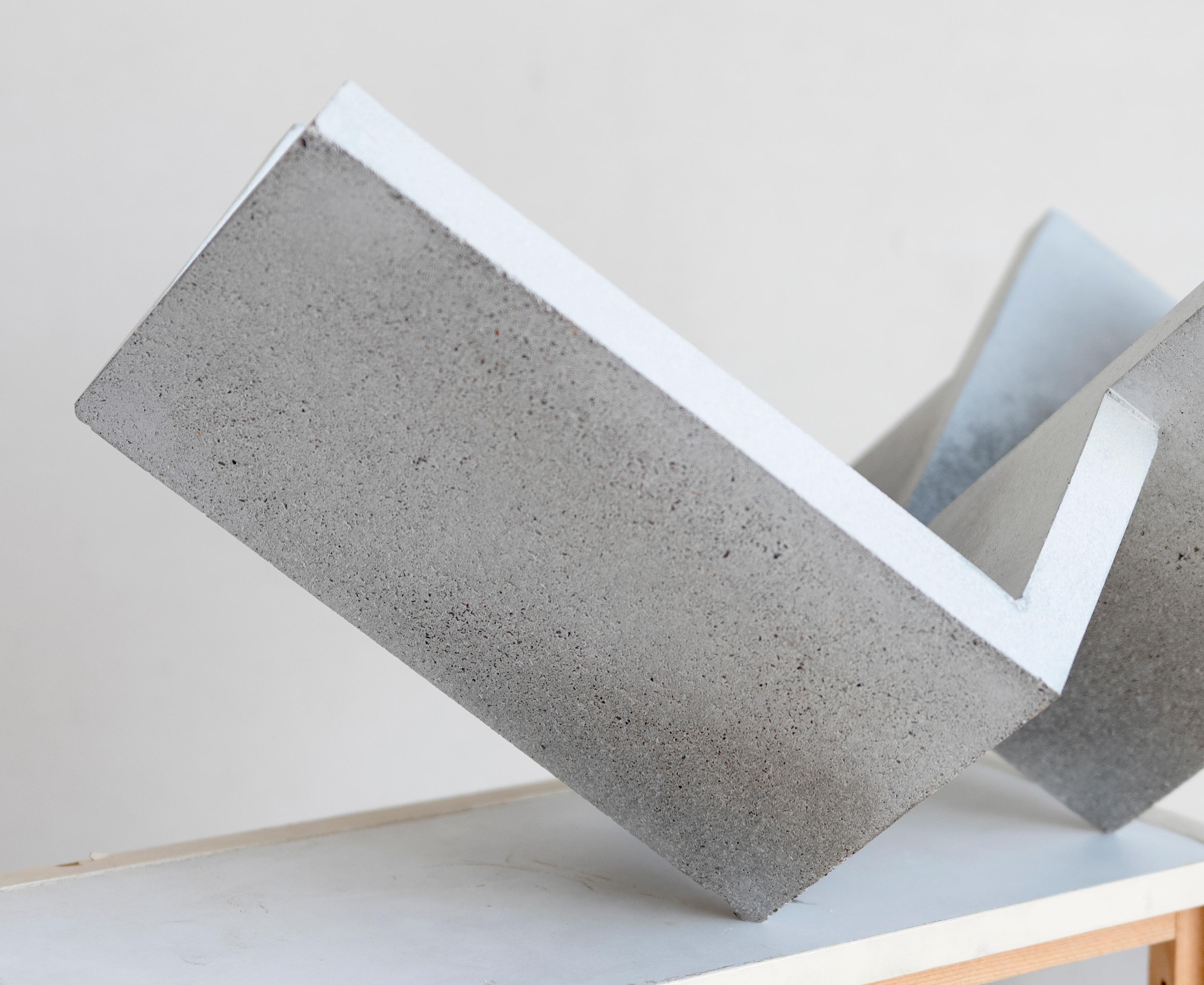 Escultura Geométrica Hormigón Blanco Encofrados Artesanales nº 1 de Manolo Menéndez Cemento en venta