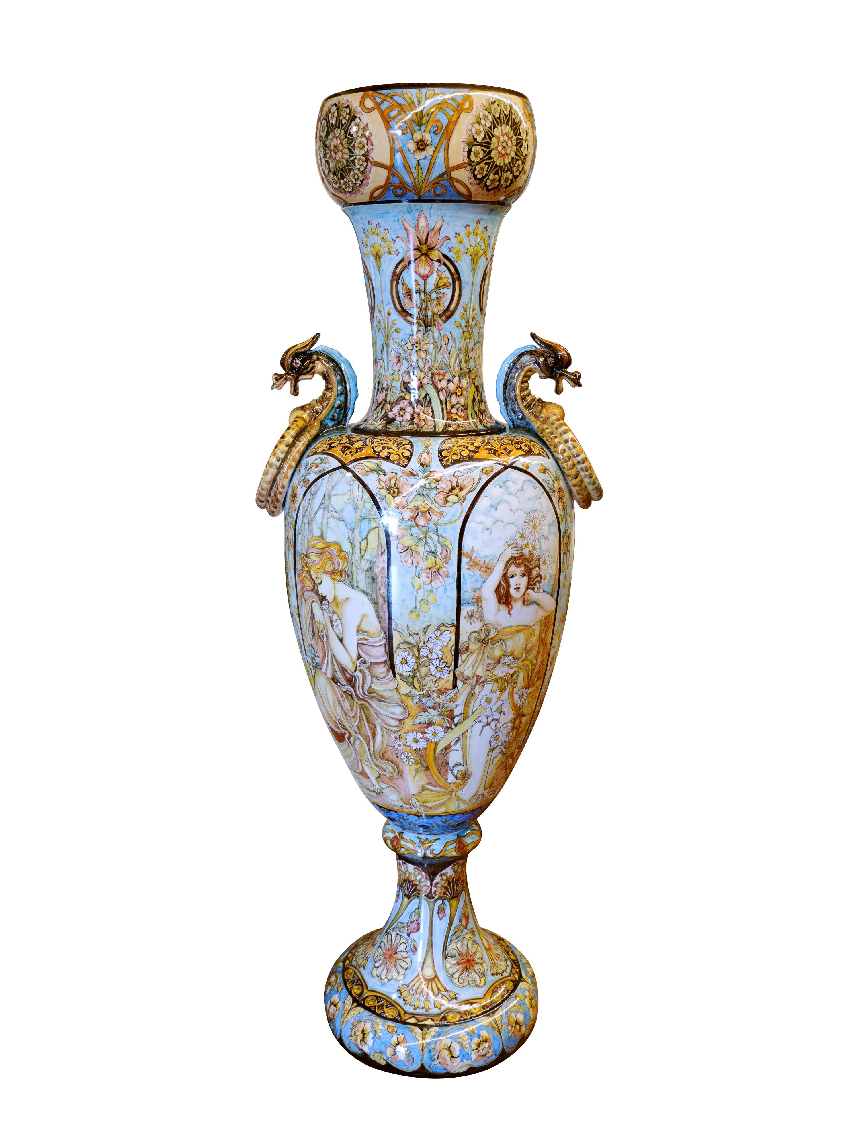 Amphore majestueuse en majolique émaillée, fabriquée et peinte à la main dans le centre de l'Italie. Sur l'amphore sont représentées, avec force détails, les quatre saisons personnifiées par de gracieuses femmes entourées d'éléments floraux. Toute