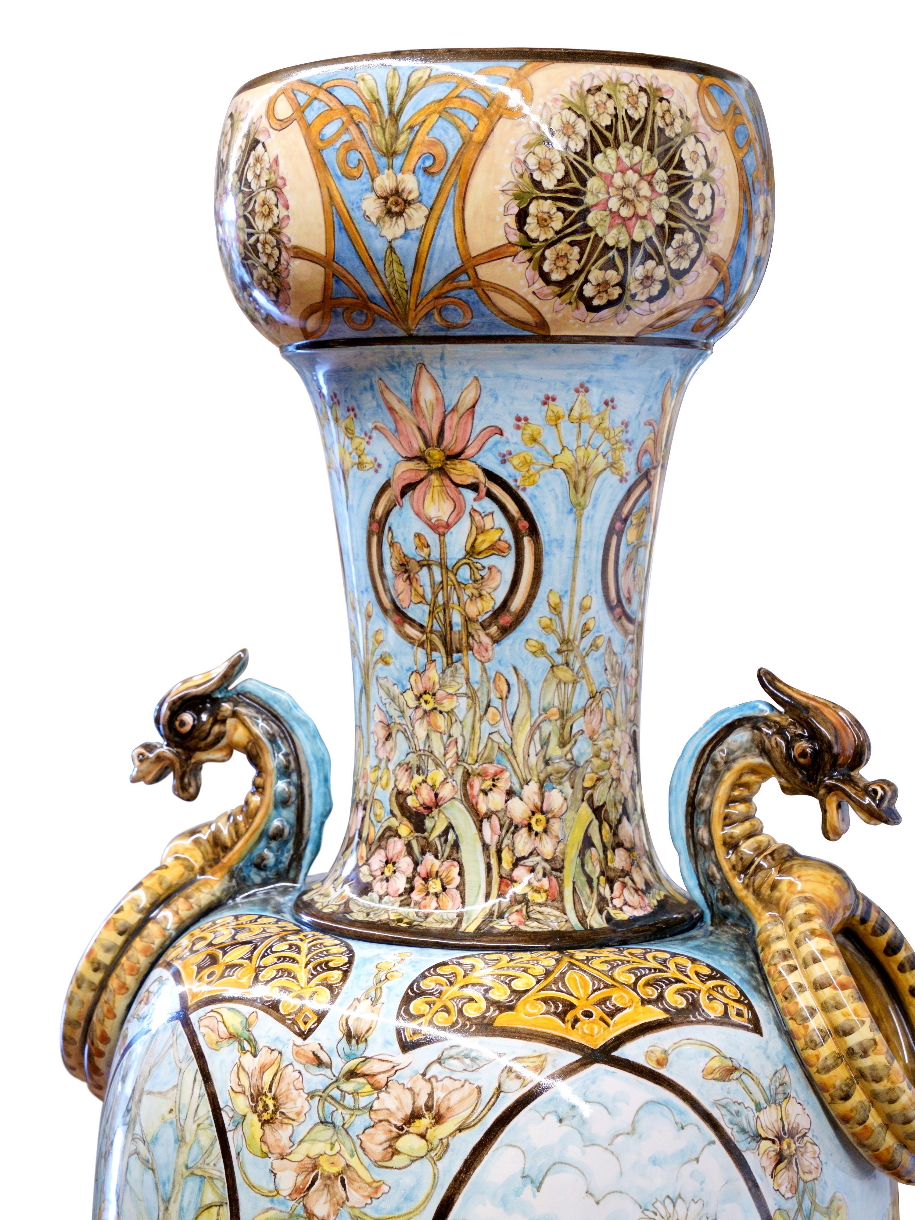 Sculpté à la main Sculpture Giant Amphore Vase Majolica Peint à la main Quatre Saisons Art Nouveau en vente