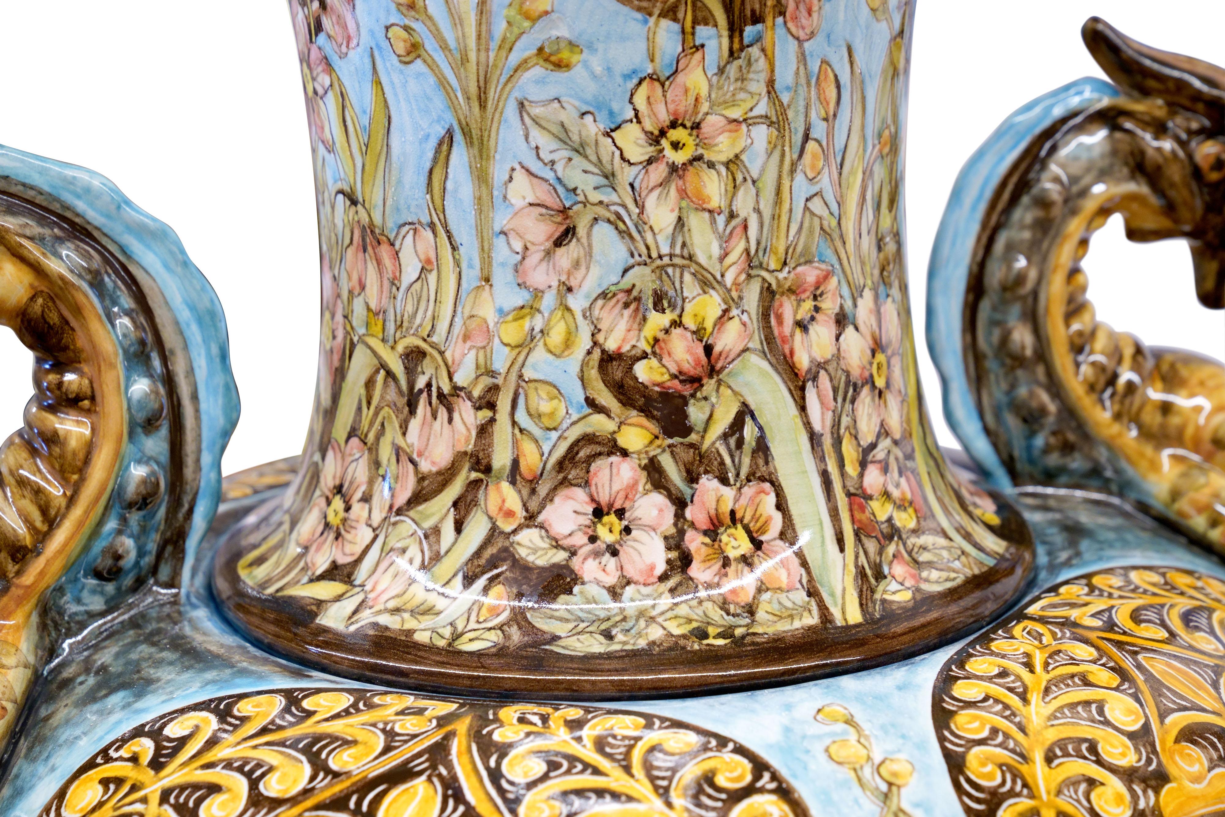 XXIe siècle et contemporain Sculpture Giant Amphore Vase Majolica Peint à la main Quatre Saisons Art Nouveau en vente